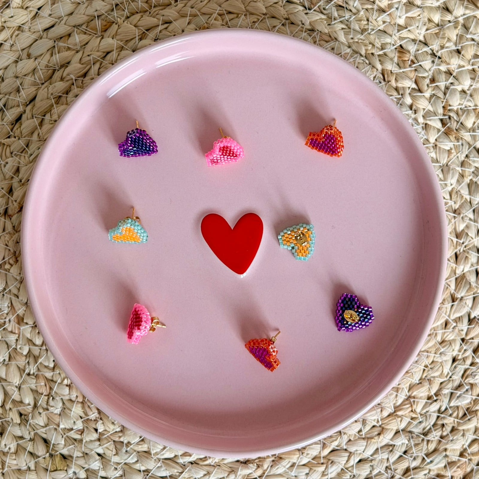 Handgemaakte hartvormige oorbellen - frisse lentekleuren - 113882 Handgemaakte hartvormige oorbellen - frisse lentekleuren