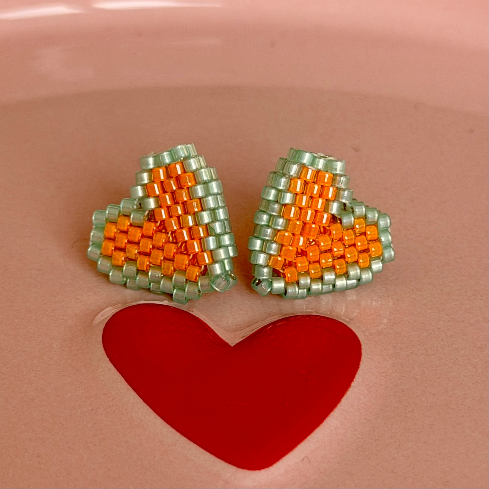 Handgemaakte hartvormige oorbellen - frisse lentekleuren - 113884 Handgemaakte hartvormige oorbellen - frisse lentekleuren