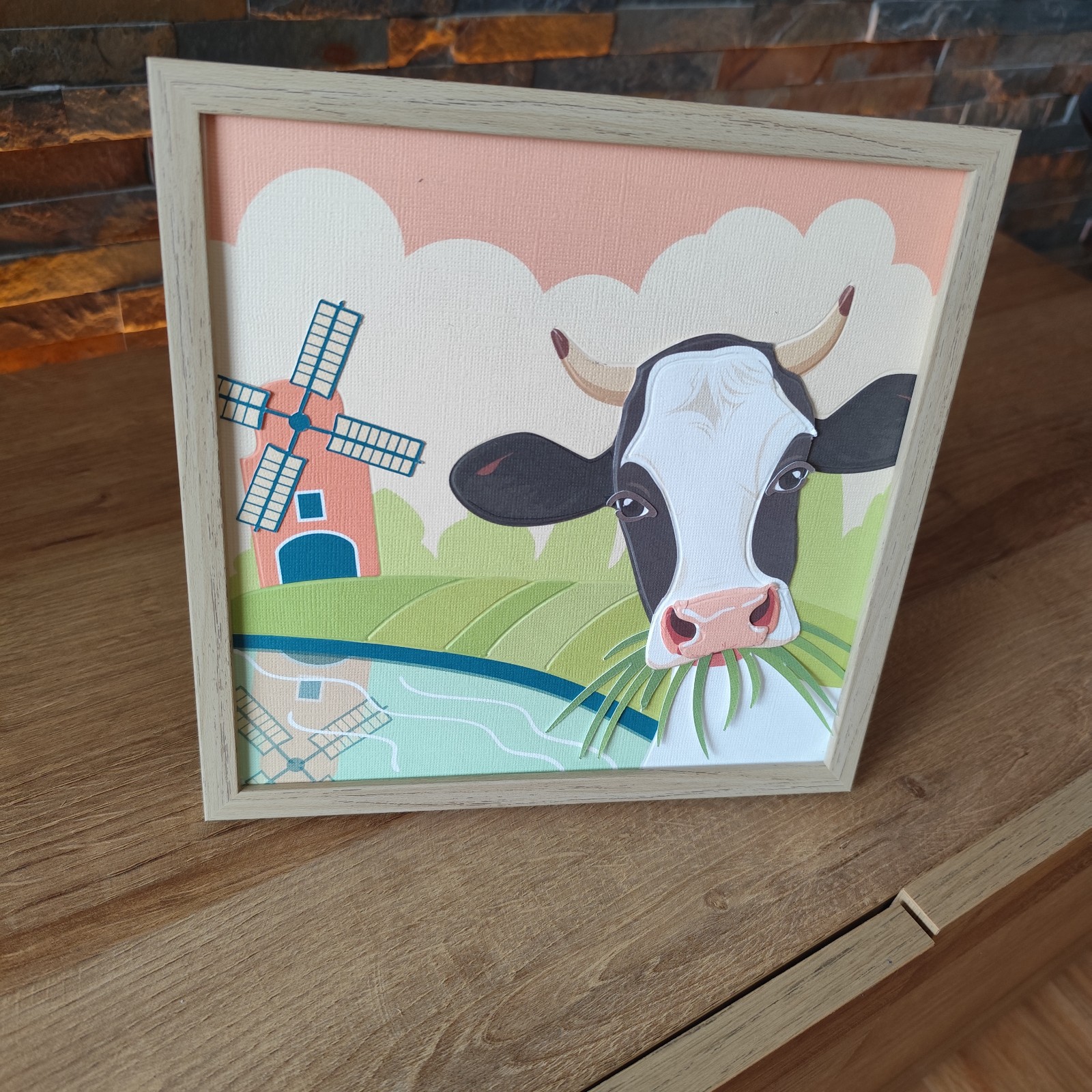 Paper cut-out art – handgemaakte illustraties: Zomerse dorpsidylle met koe in het weiland