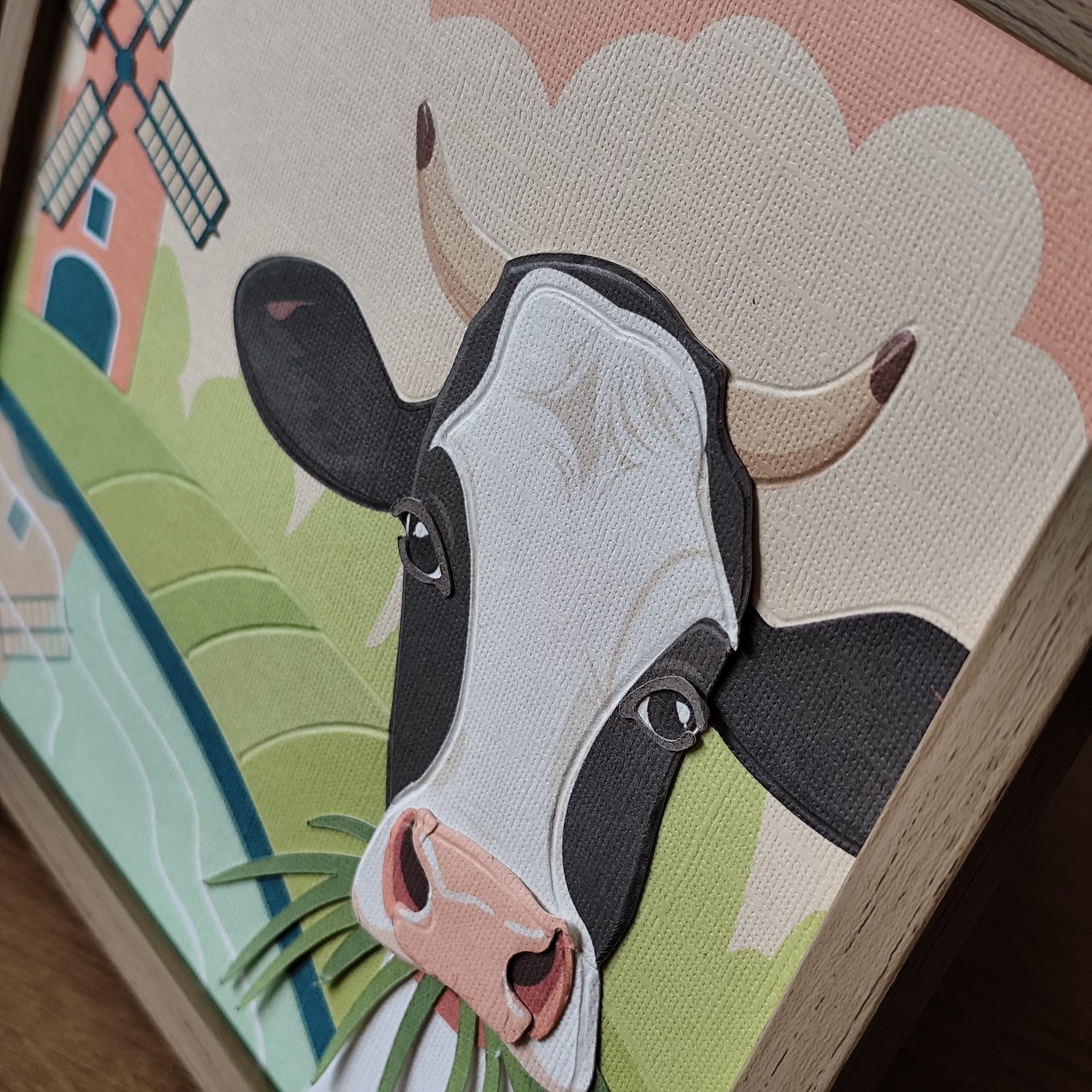 Paper cut-out art – handgemaakte illustraties: Zomerse dorpsidylle met koe in het weiland