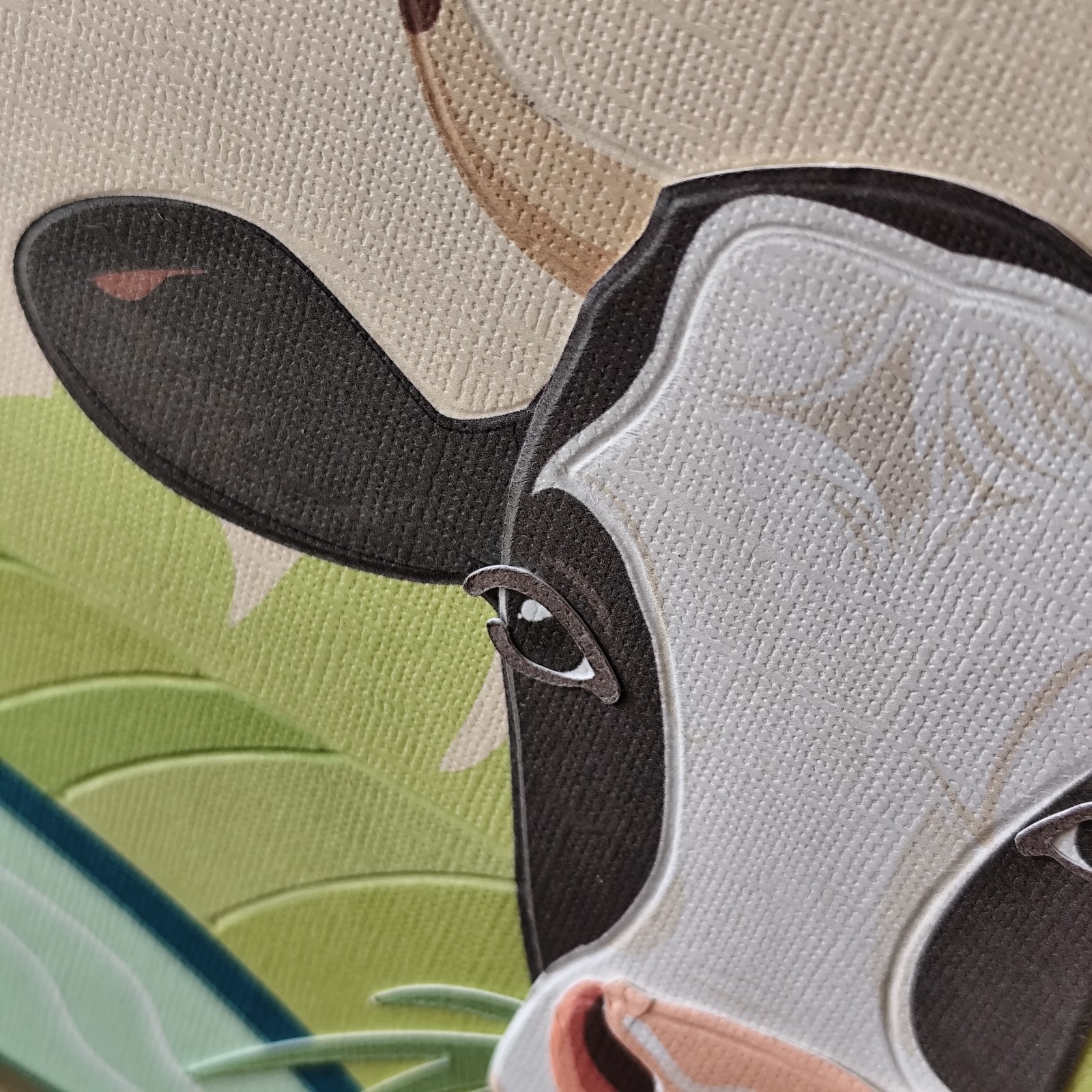 Paper cut-out art – handgemaakte illustraties: Zomerse dorpsidylle met koe in het weiland