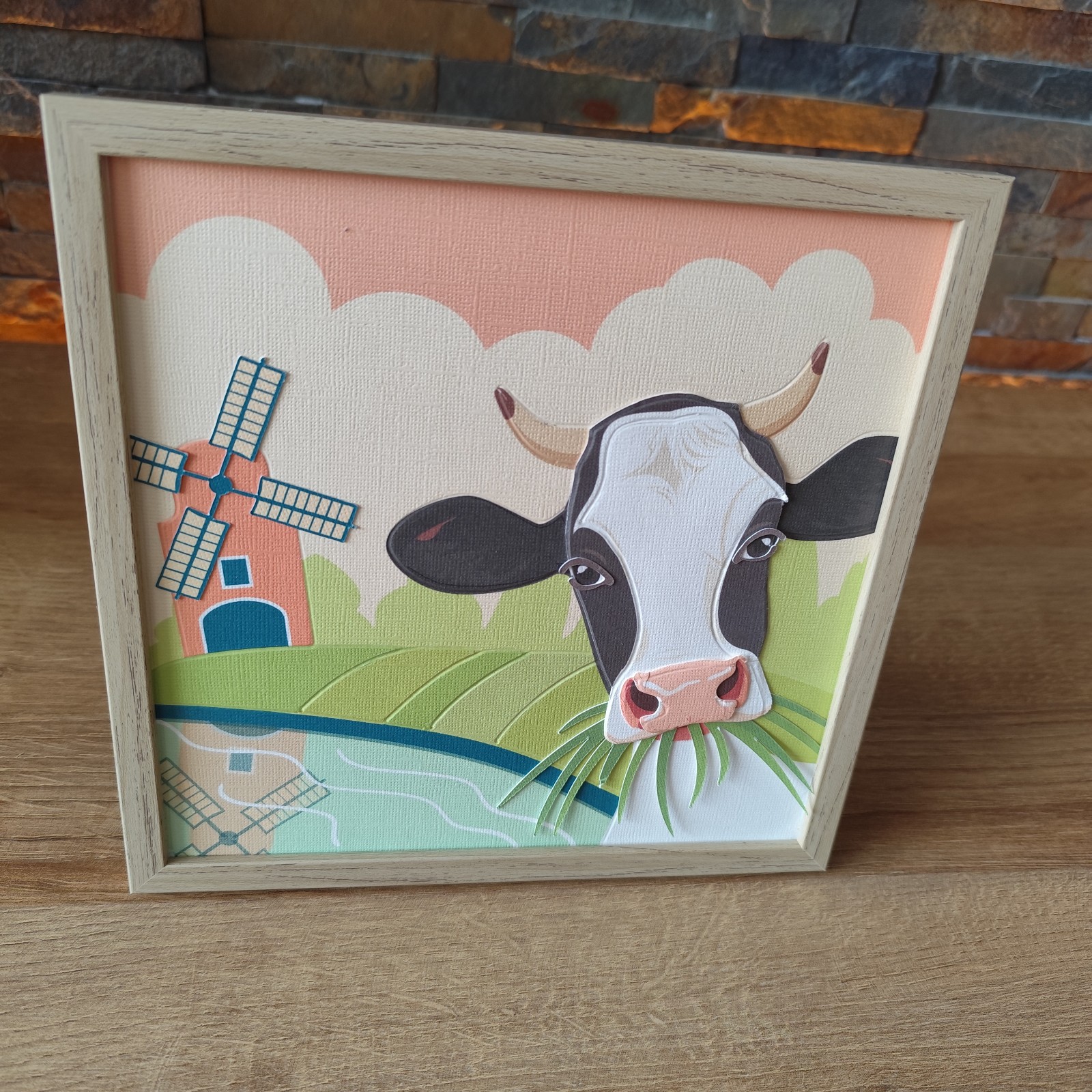 Paper cut-out art – handgemaakte illustraties: Zomerse dorpsidylle met koe in het weiland