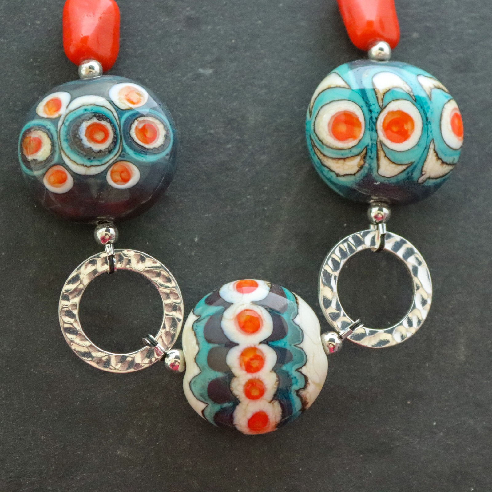 Retro & Radiant, statement ketting met handgemaakte glaskralen