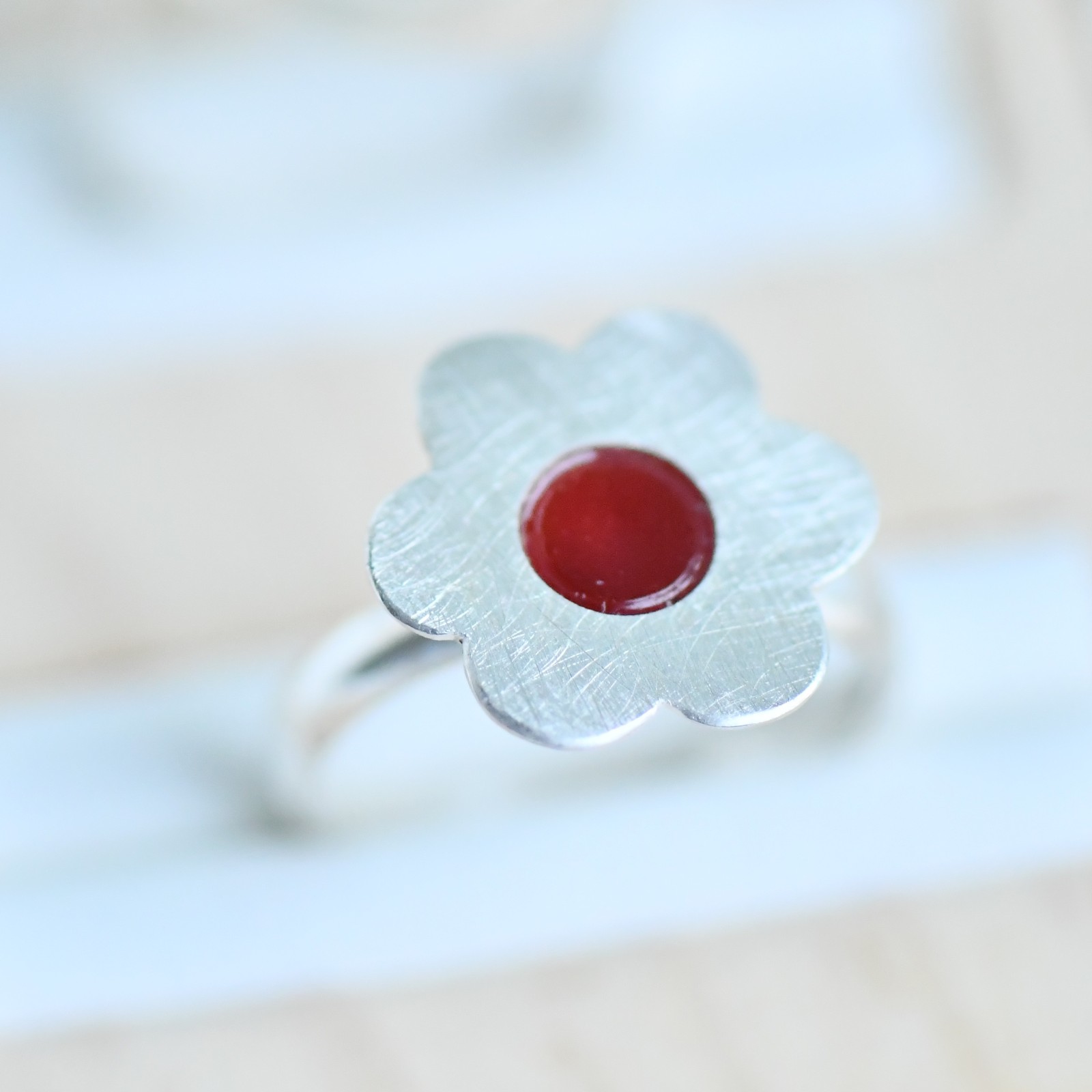 Zilveren ring met bloem en carneool hart