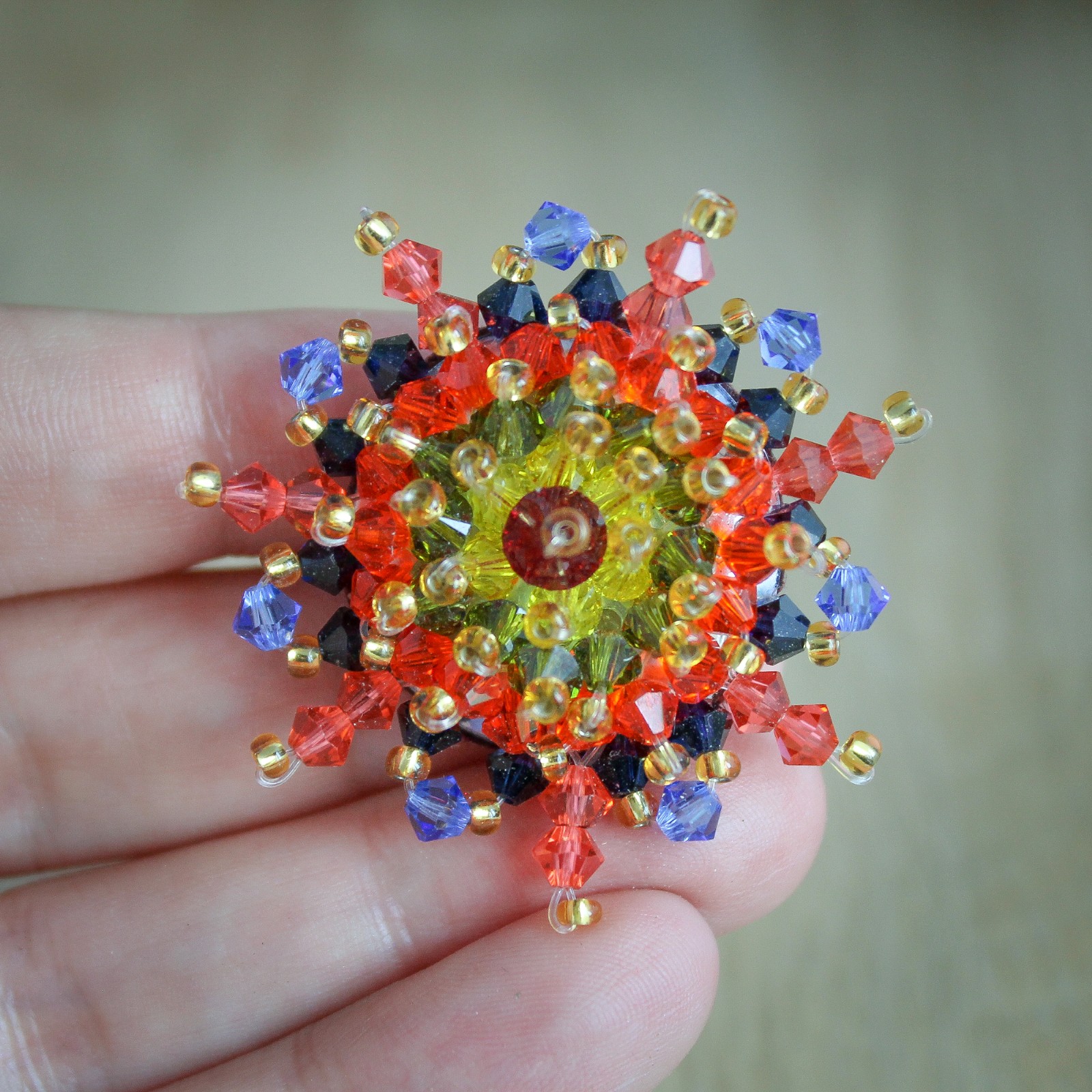 Artistiek & Exotisch, handgemaakte passiebloem broche met Swarovski kristal