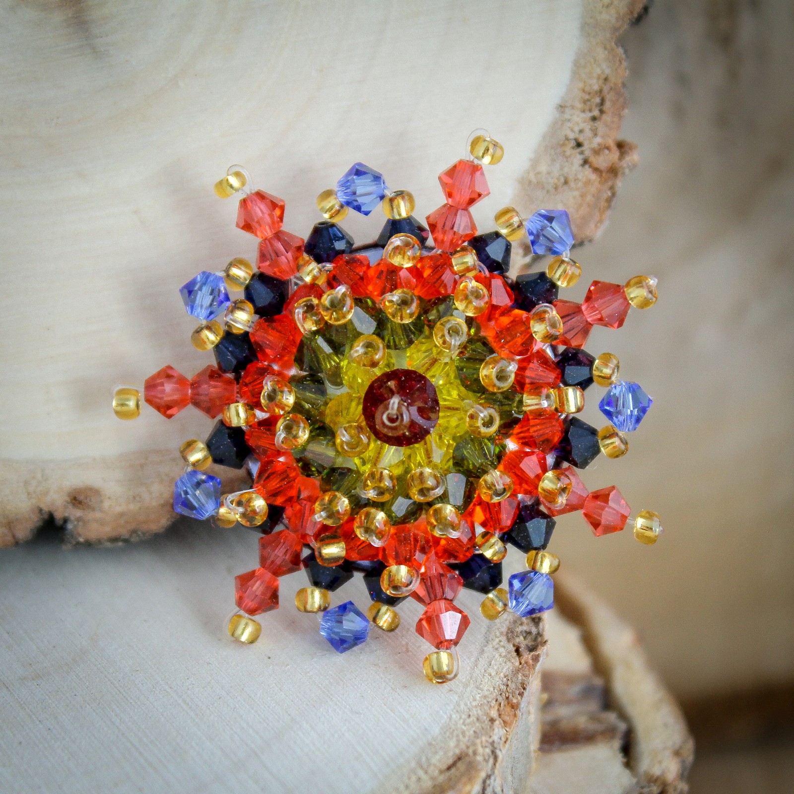 Artistiek & Exotisch, handgemaakte passiebloem broche met Swarovski kristal