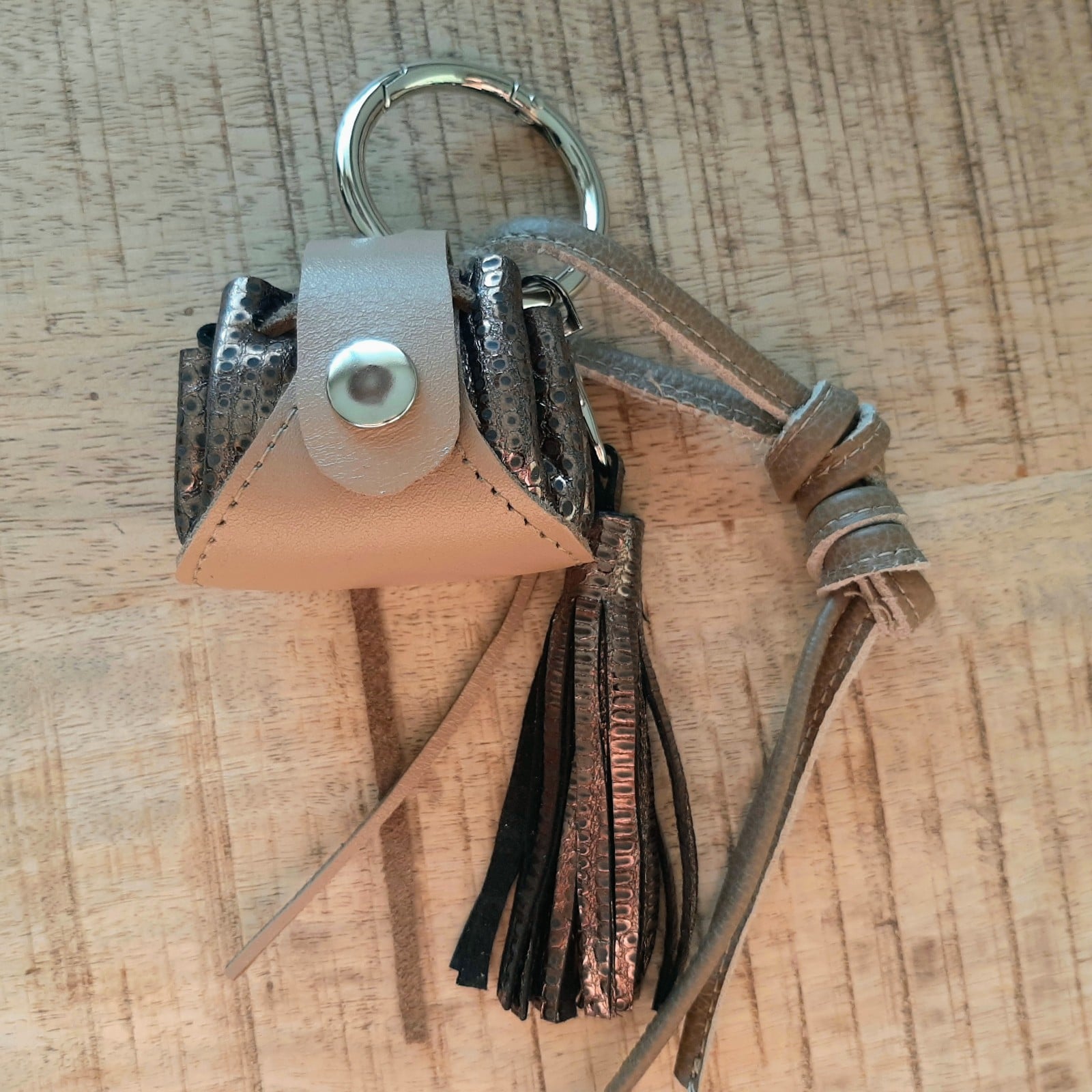 Bagcharm, tashanger ook te gebruiken als sleutelhanger met leren minitasje en flos