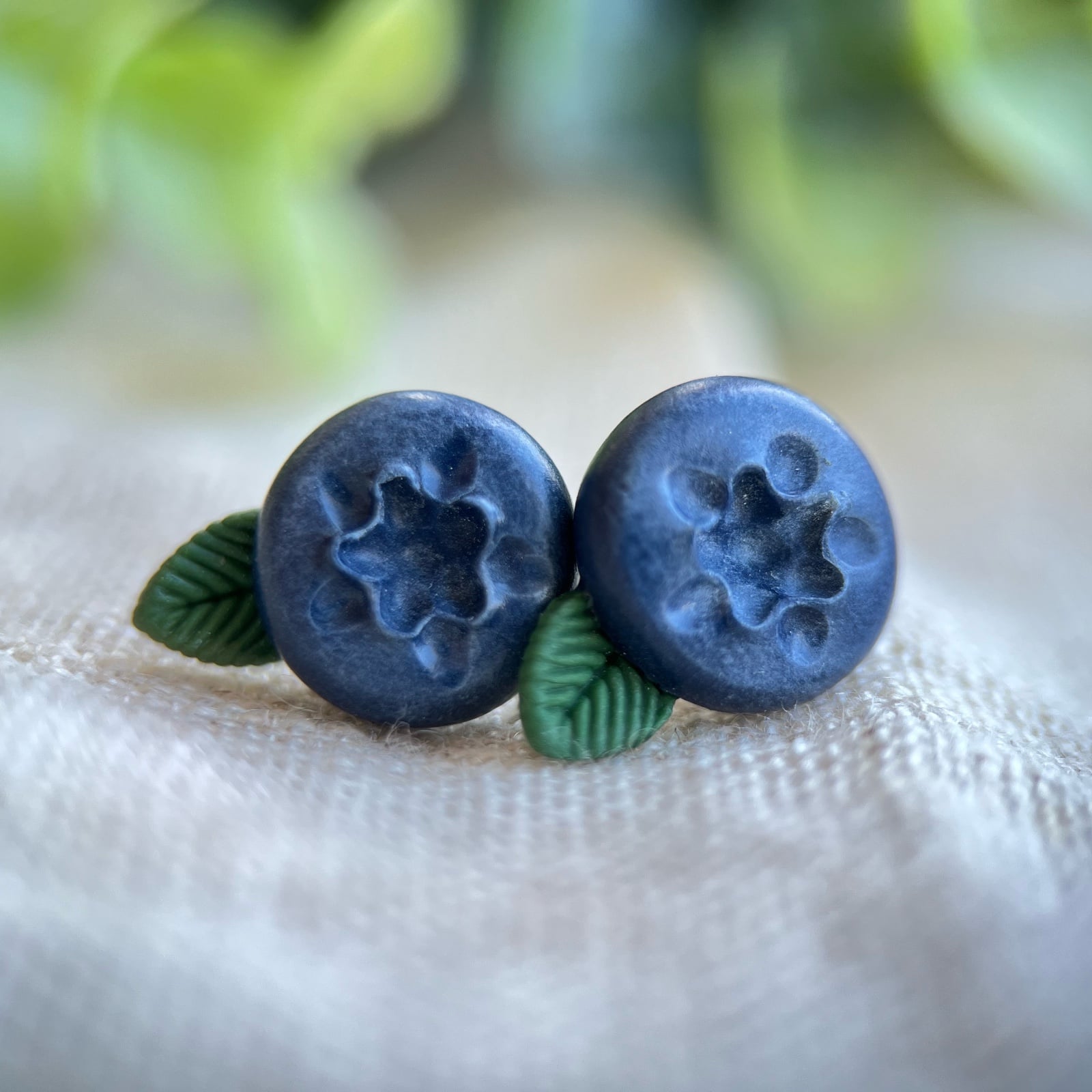 Blauwe bes oorbellen