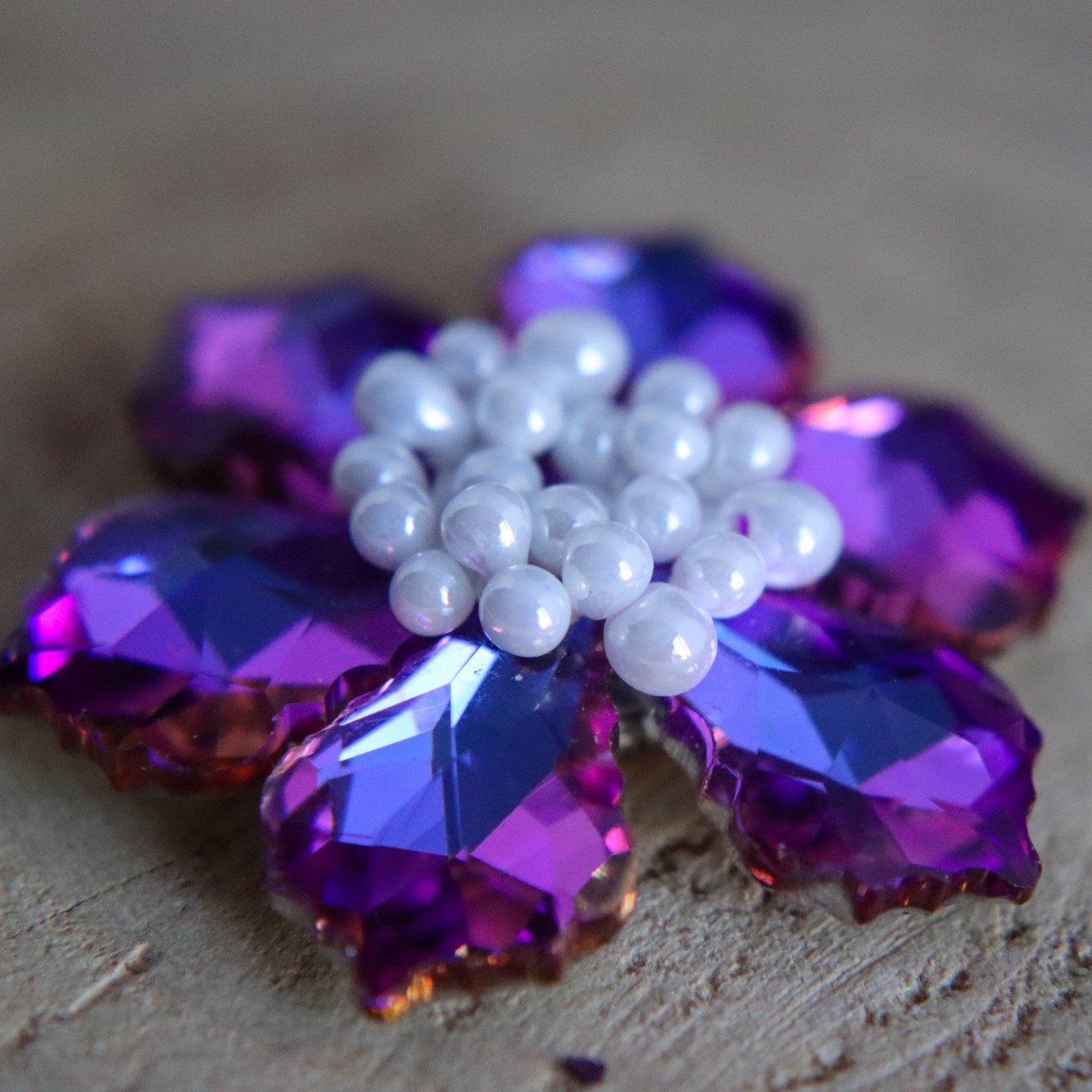 Botanisch & Dromerig, handgemaakte kristallen bloem broche