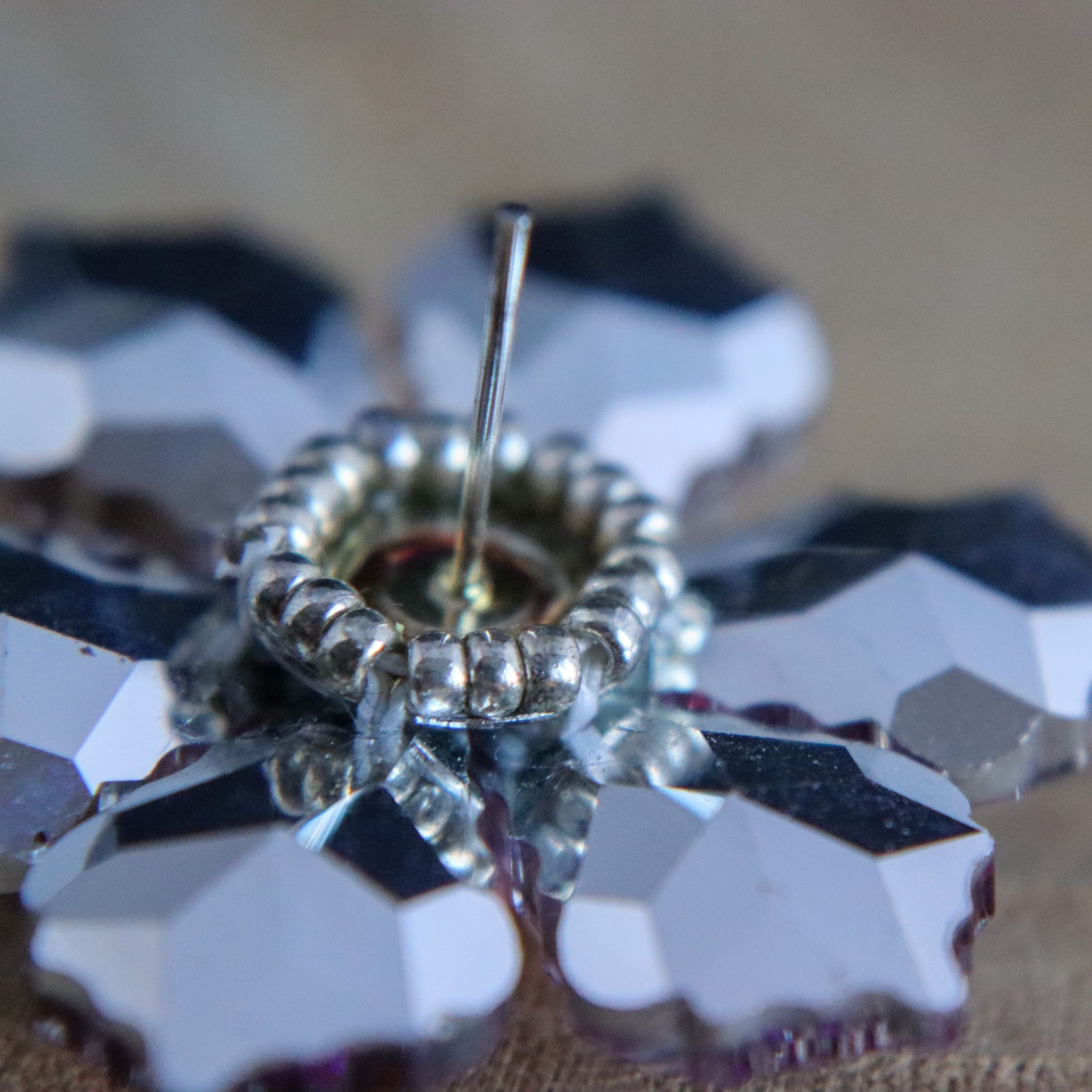 Botanisch & Dromerig, handgemaakte kristallen bloem broche