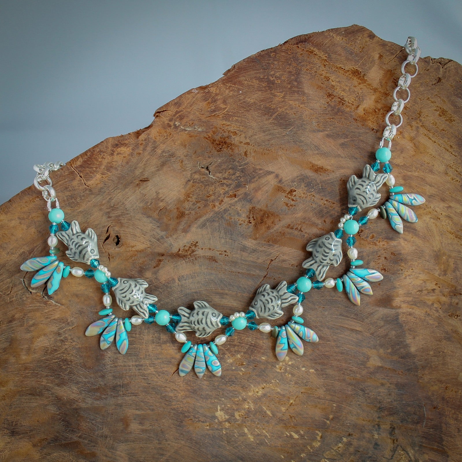 Dansende Vissen & Eigenzinnig, handgemaakte statement ketting met vissen