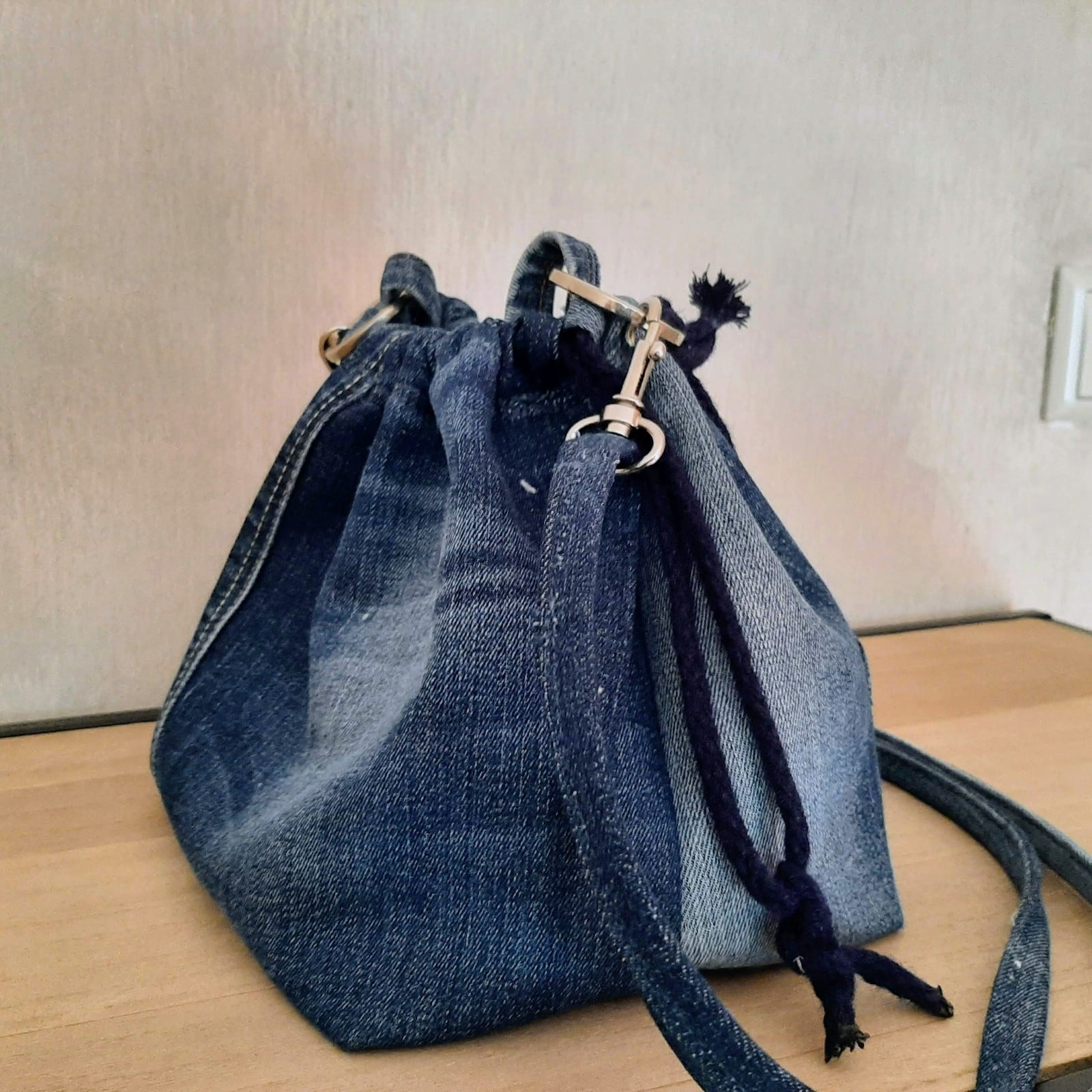 Denim schoudertas, homemade van hergebruikte Jeans, inclusief geborduurde tashanger.