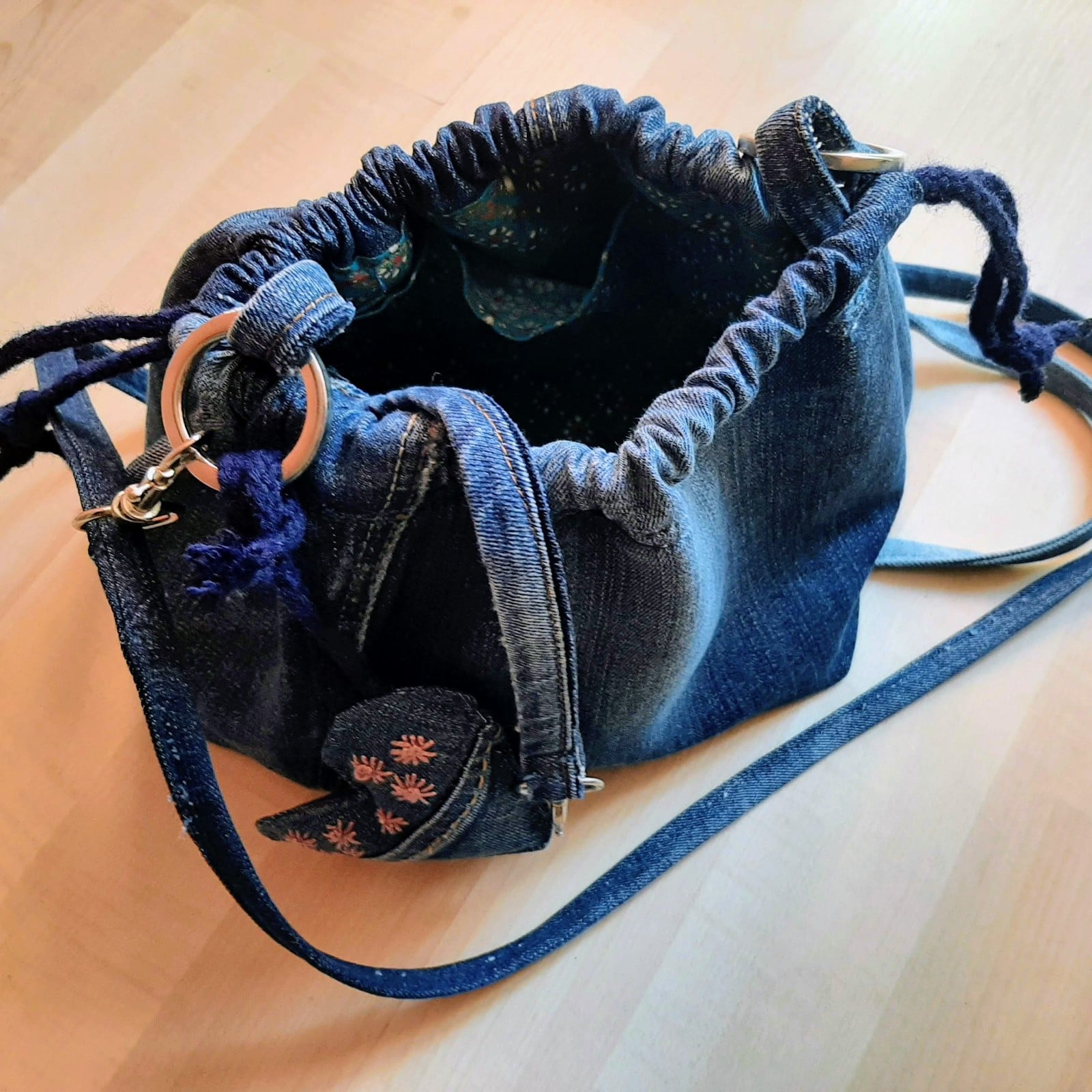 Denim schoudertas, homemade van hergebruikte Jeans, inclusief geborduurde tashanger.