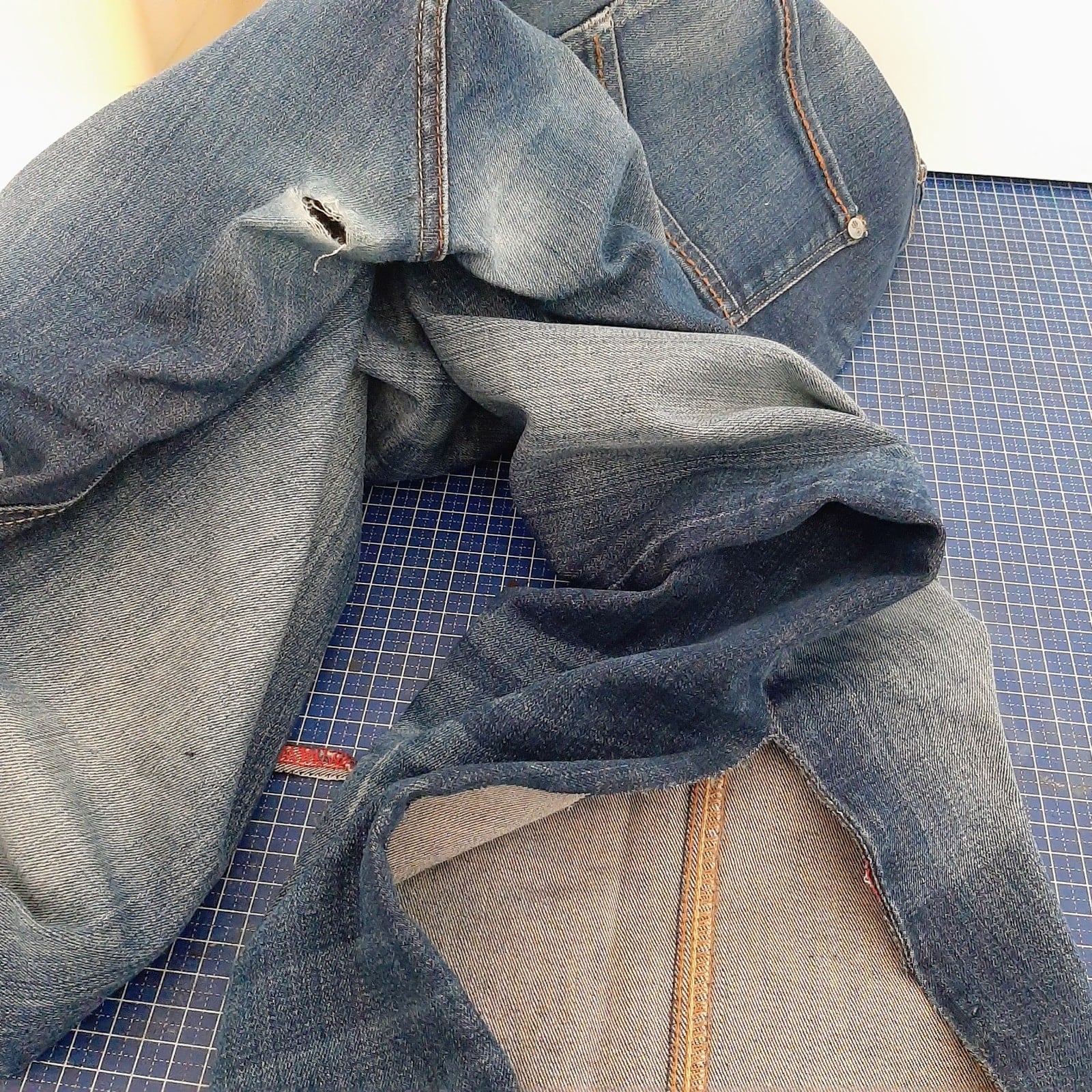 Denim schoudertas, homemade van hergebruikte Jeans, inclusief geborduurde tashanger.