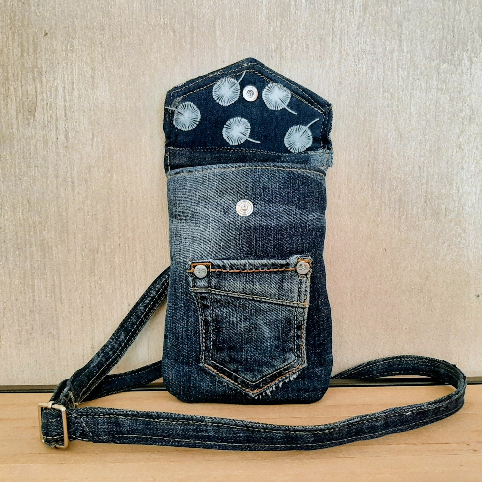Denim telefoontasje met crossbody schouderband. Uniek handgemaakt, hergebruik jeans