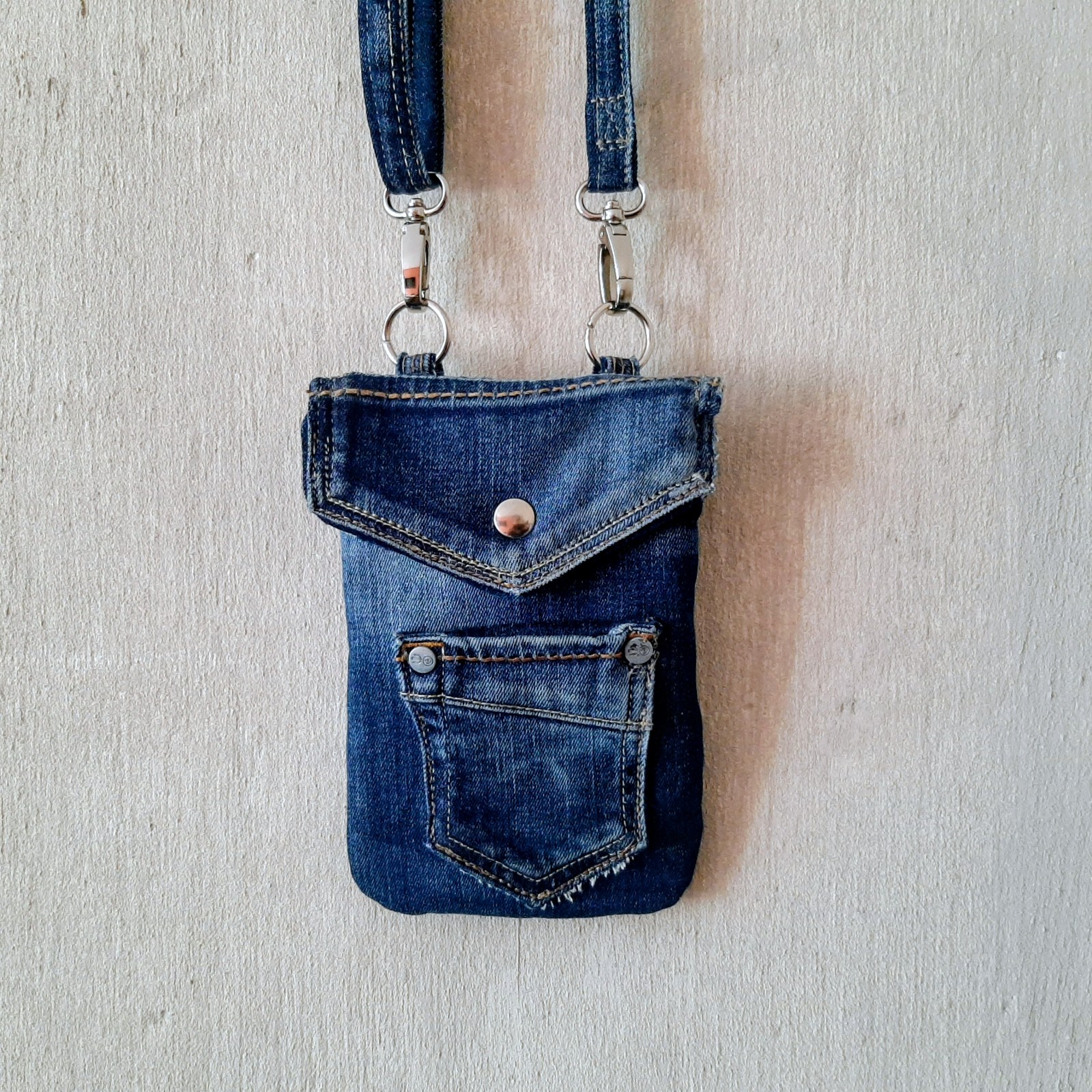 Denim telefoontasje met crossbody schouderband. Uniek handgemaakt, hergebruik jeans