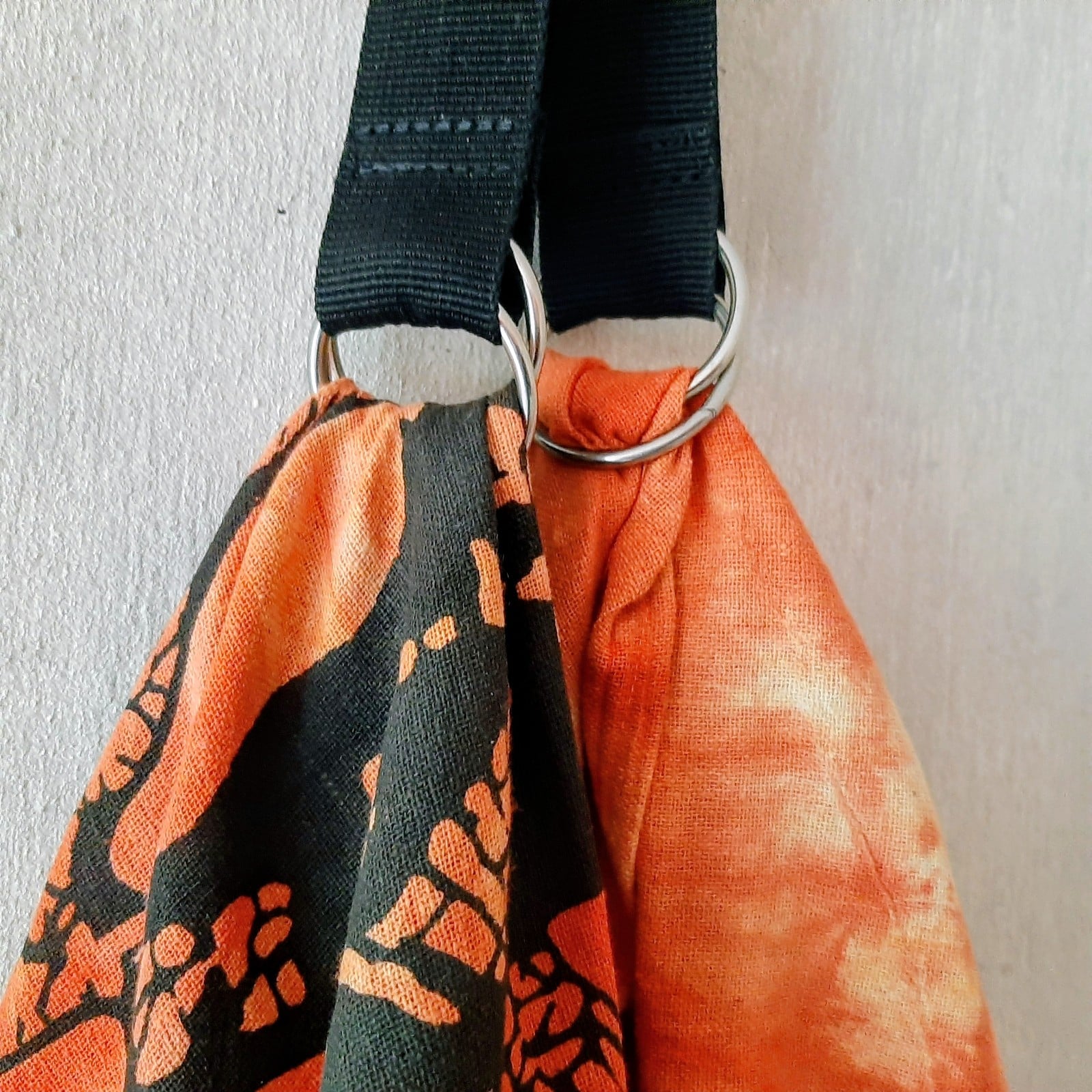 Furoshike knooptas, geknoopt van een vierkante doek, inclsief draagband en knoopinstructie