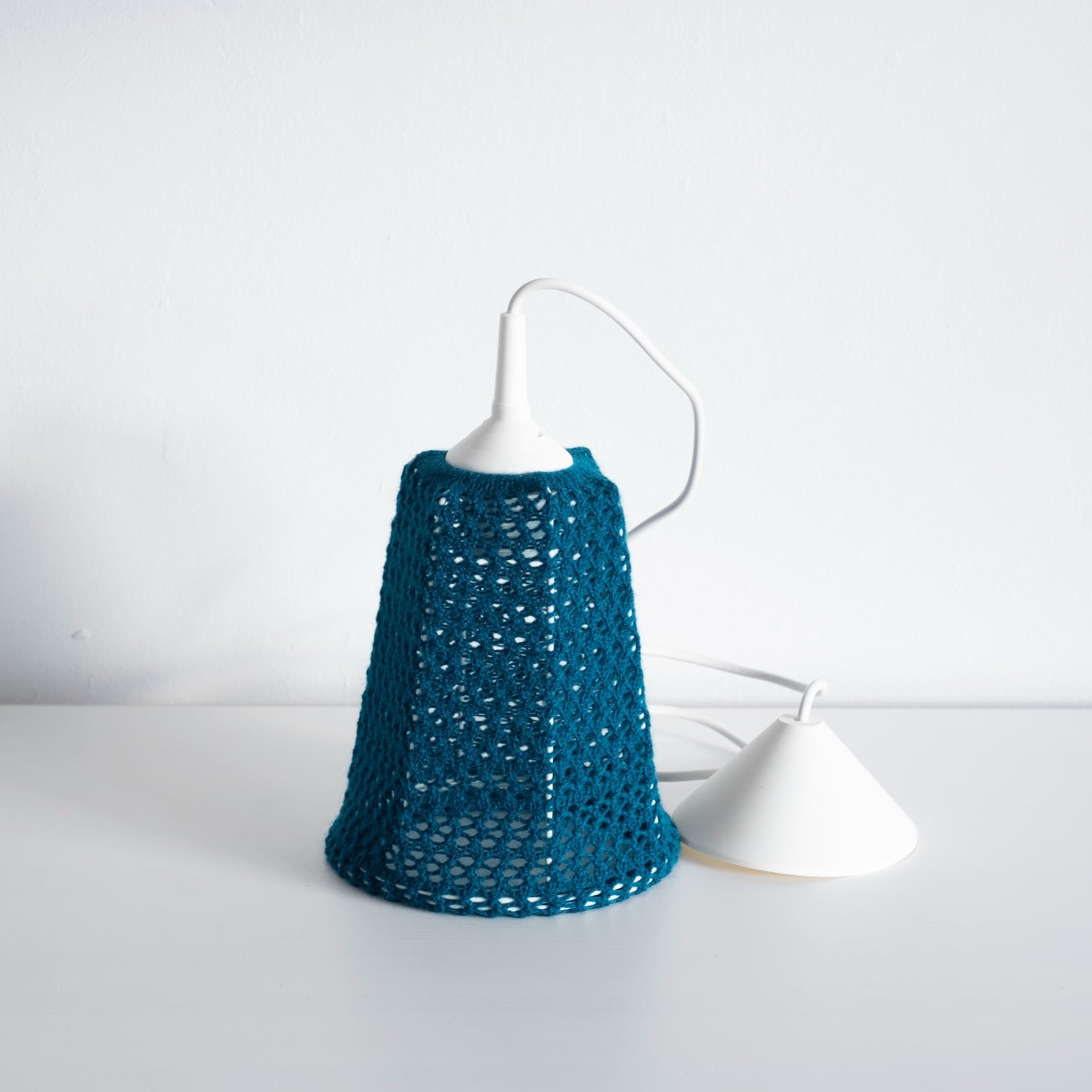 gebreide hanglamp, Lace lampenkap met fitting en pendelsnoer, sfeerlamp met snoer, kanten hanglampje, lamp met gaten, meedere kleuren lampen
