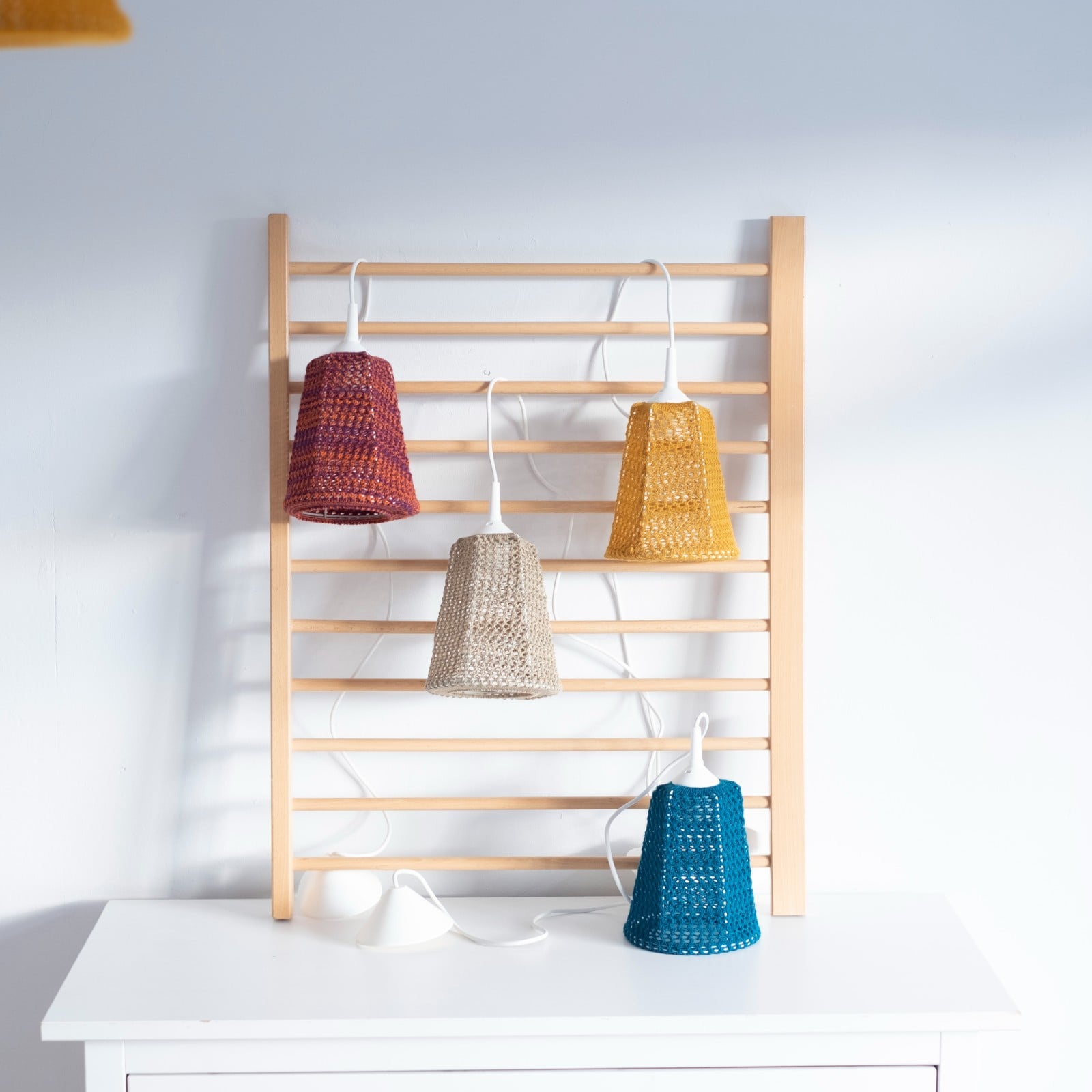 gebreide hanglamp, Lace lampenkap met fitting en pendelsnoer, sfeerlamp met snoer, kanten hanglampje, lamp met gaten, meedere kleuren lampen