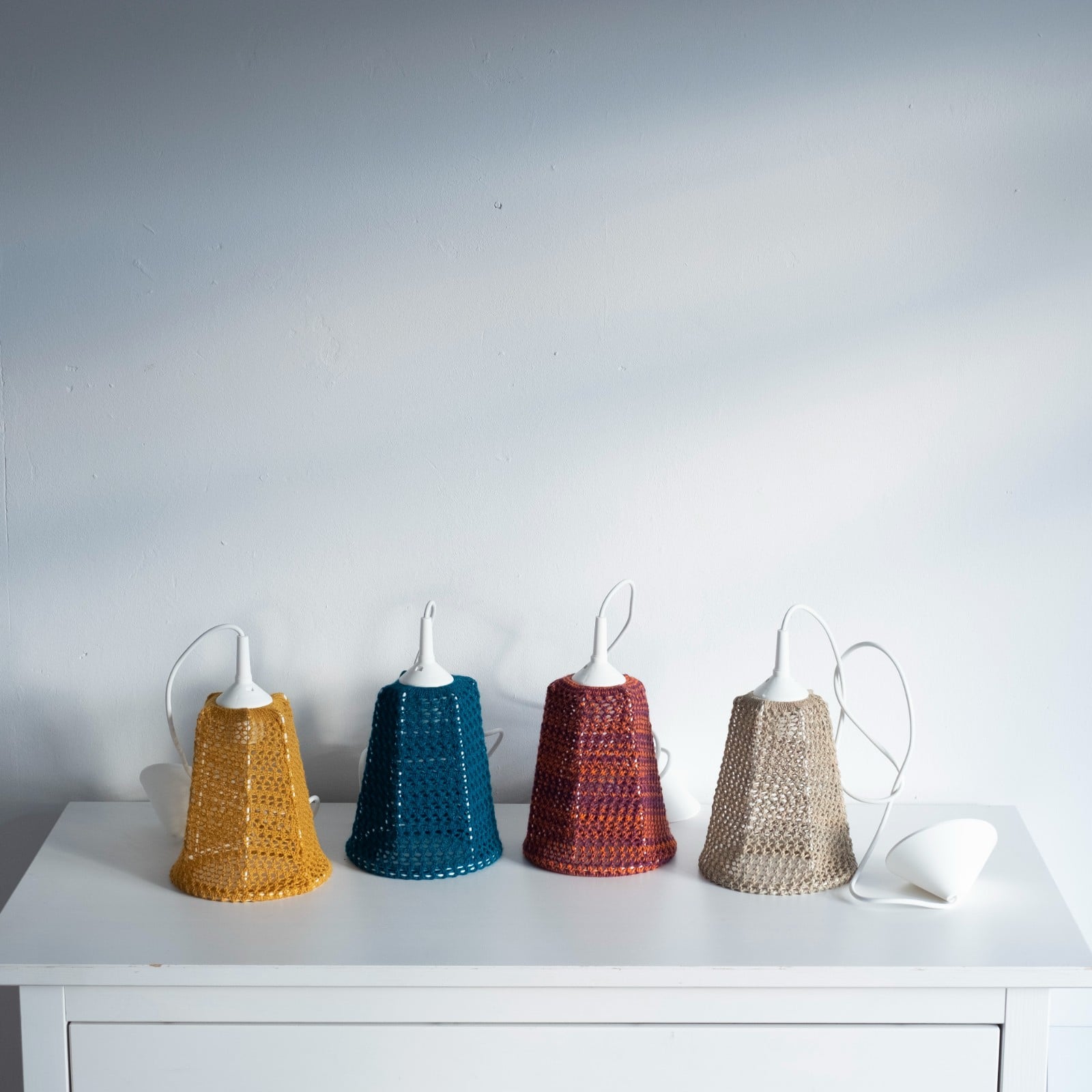 gebreide hanglamp, Lace lampenkap met fitting en pendelsnoer, sfeerlamp met snoer, kanten hanglampje, lamp met gaten, meedere kleuren lampen