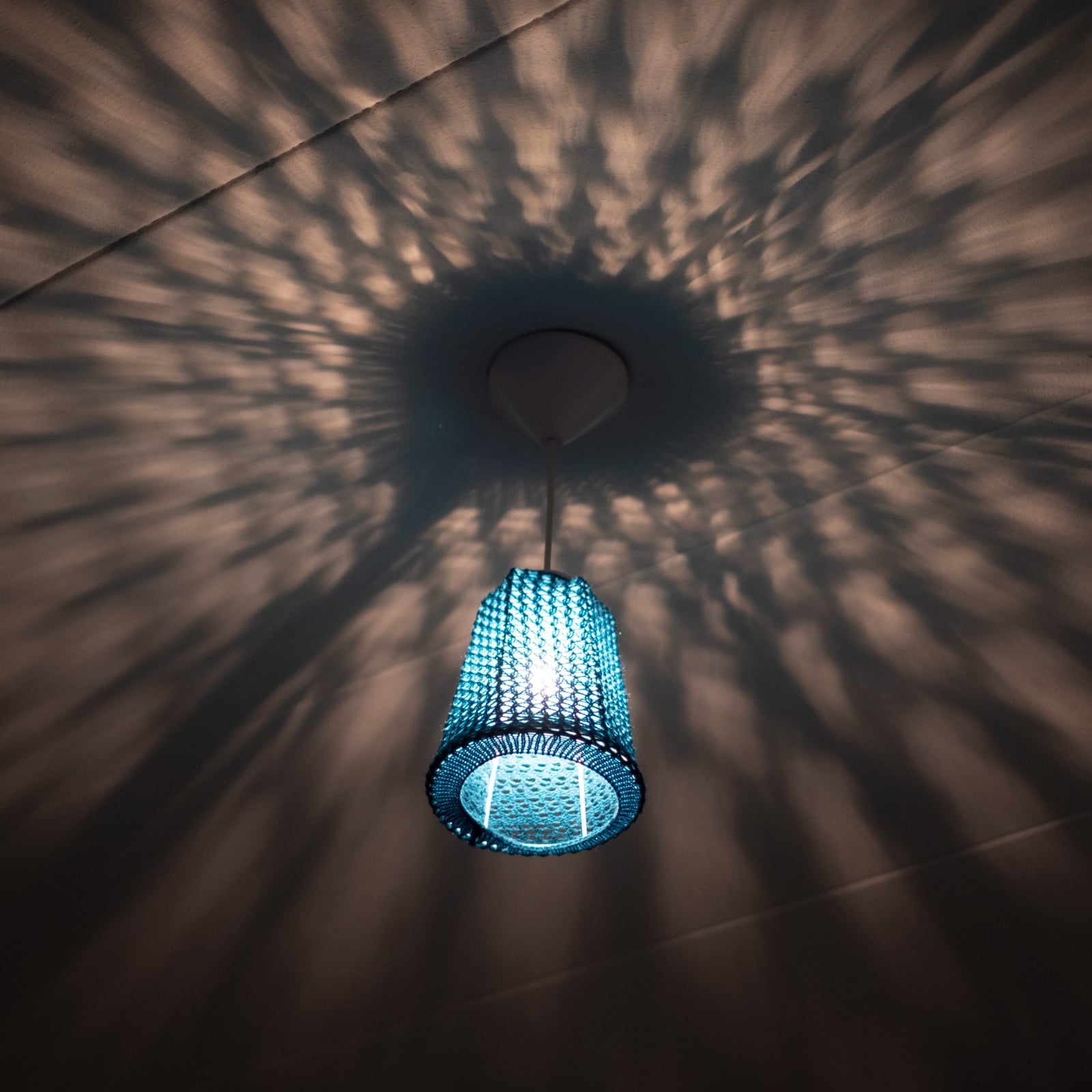 gebreide hanglamp, Lace lampenkap met fitting en pendelsnoer, sfeerlamp met snoer, kanten hanglampje, lamp met gaten, meedere kleuren lampen