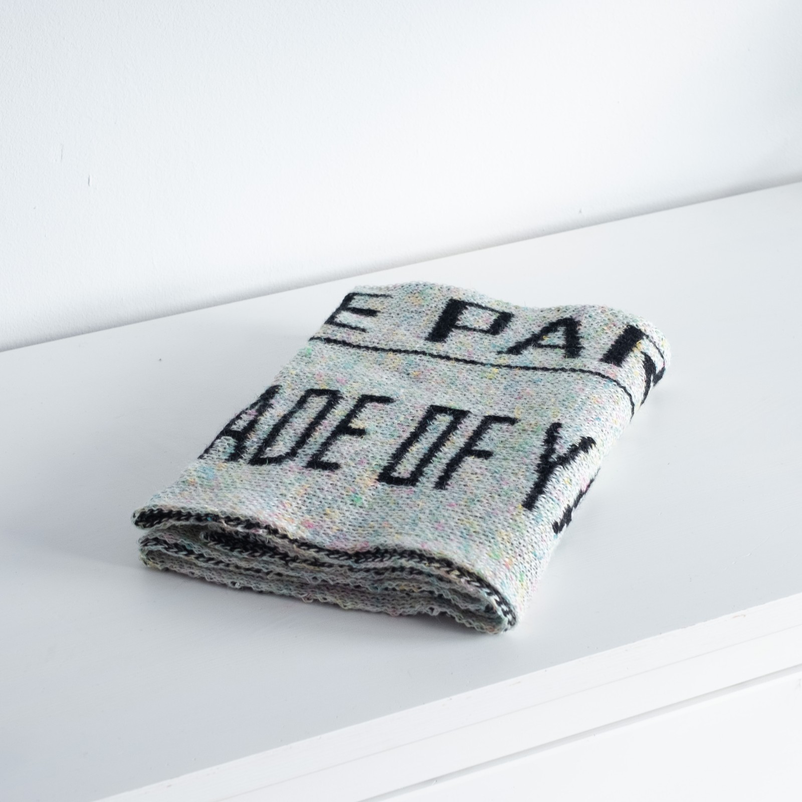 Gebreide sjaal met tekst, Warmkeeper for my neck with text on it, grappige tekst op sjaal, fluor kleuren tweed, bijzondere sjaal met letters