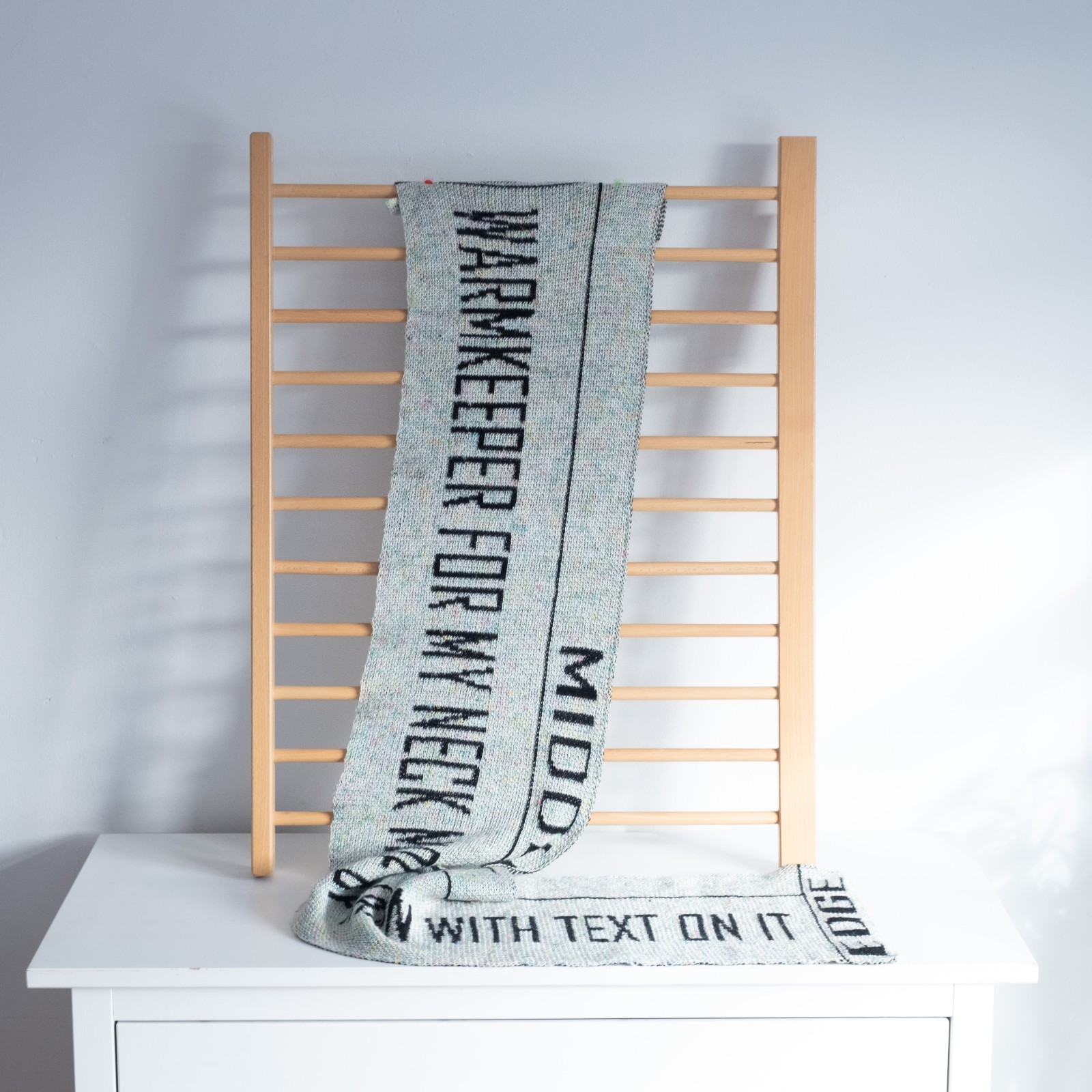 Gebreide sjaal met tekst, Warmkeeper for my neck with text on it, grappige tekst op sjaal, fluor kleuren tweed, bijzondere sjaal met letters