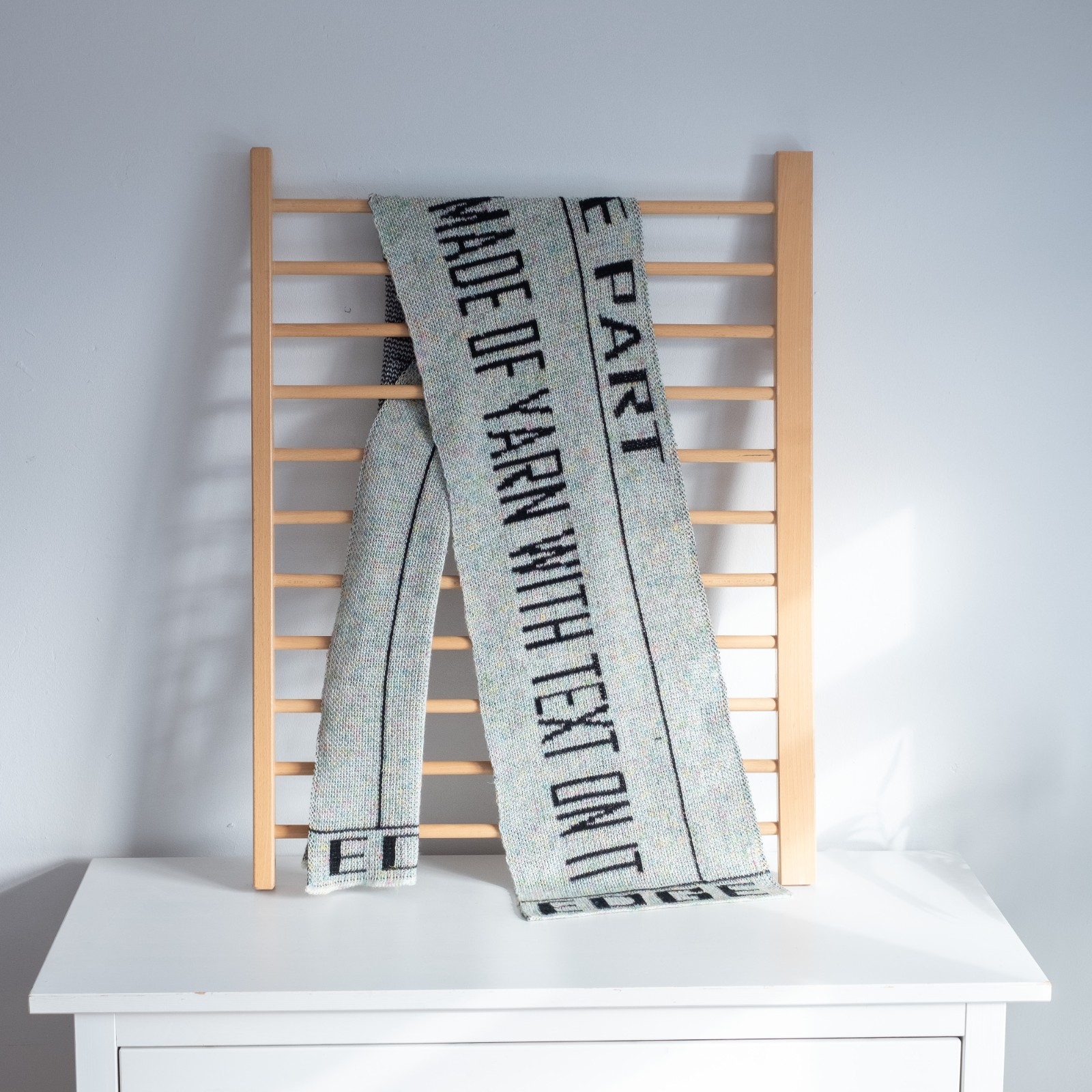 Gebreide sjaal met tekst, Warmkeeper for my neck with text on it, grappige tekst op sjaal, fluor kleuren tweed, bijzondere sjaal met letters