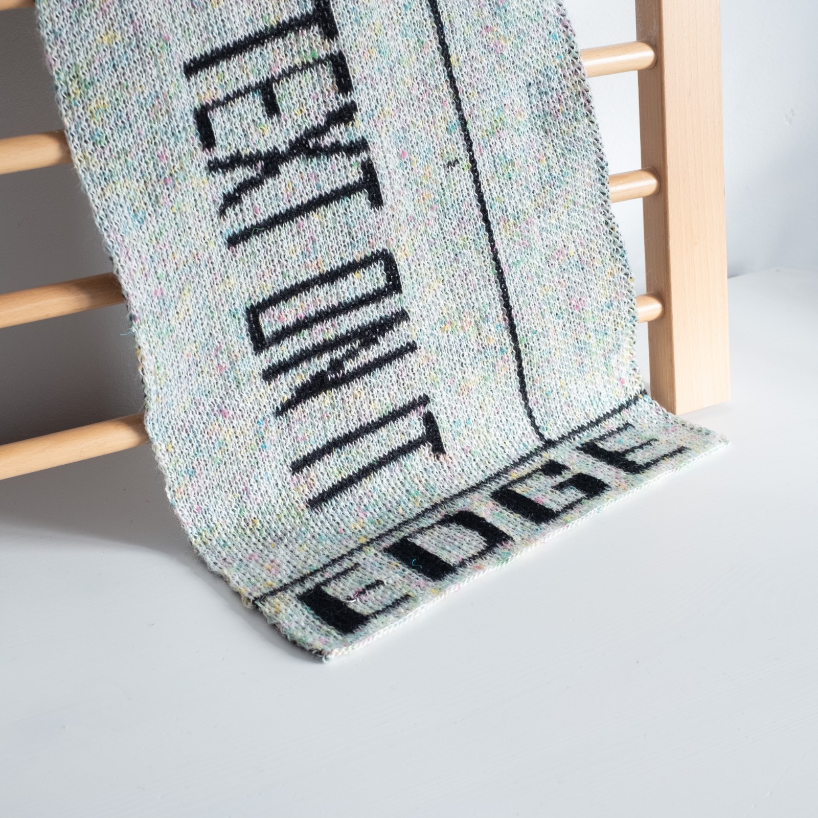 Gebreide sjaal met tekst, Warmkeeper for my neck with text on it, grappige tekst op sjaal, fluor kleuren tweed, bijzondere sjaal met letters