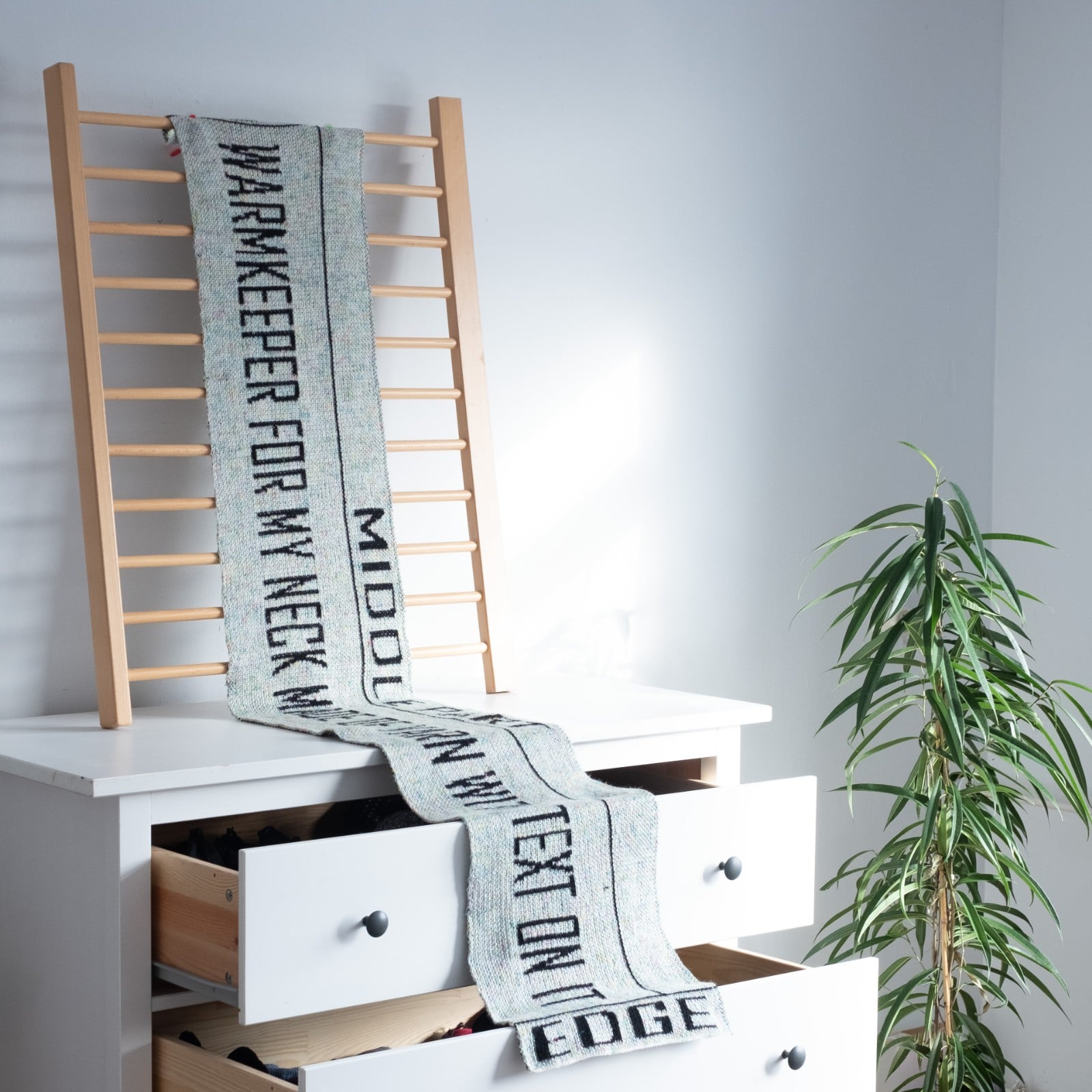 Gebreide sjaal met tekst, Warmkeeper for my neck with text on it, grappige tekst op sjaal, fluor kleuren tweed, bijzondere sjaal met letters