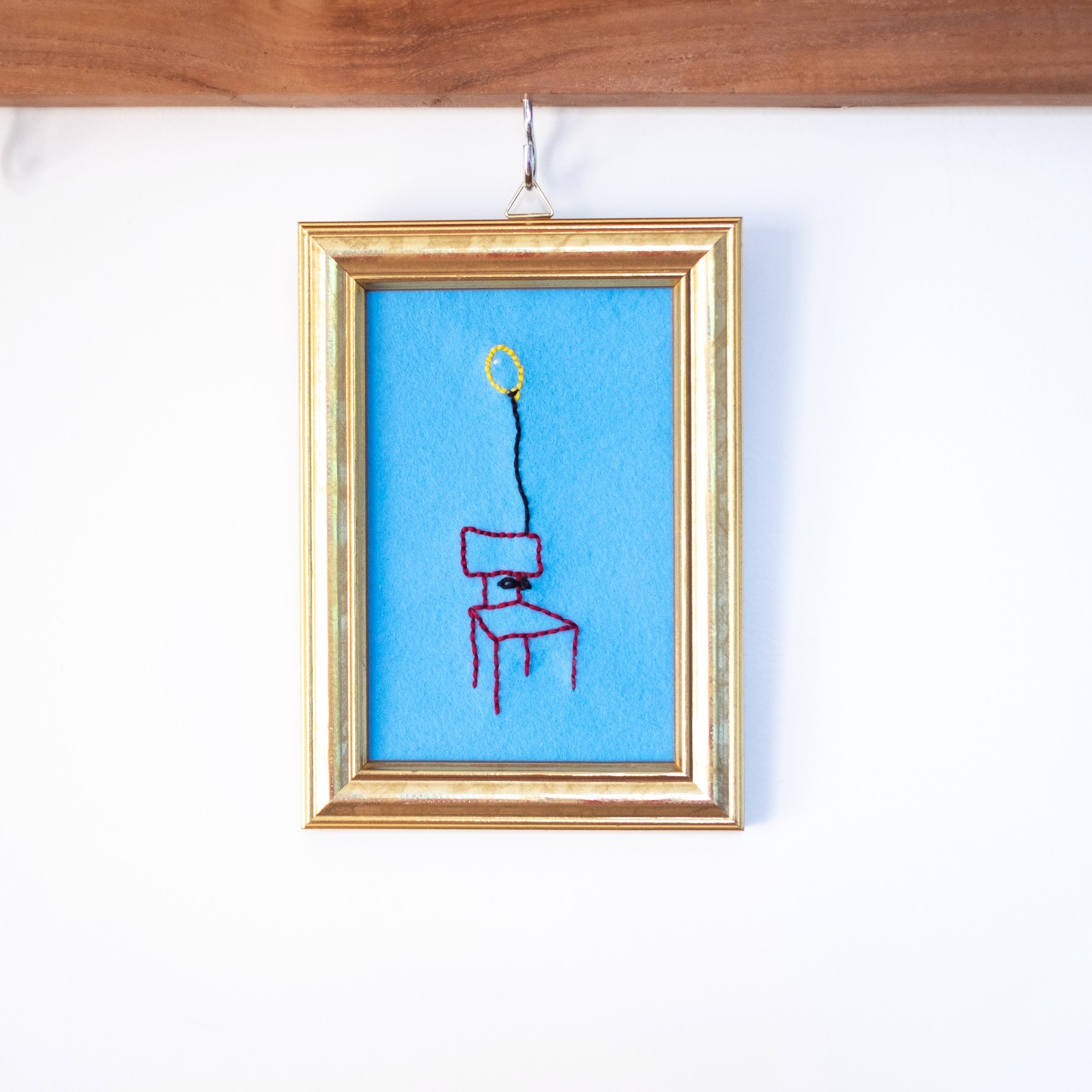 Grappig borduurwerk in hergebruikt frame, ballon, stoel, gerecyclede lijst, raar borduursel, gek cadeautje, wall art, lief, goud