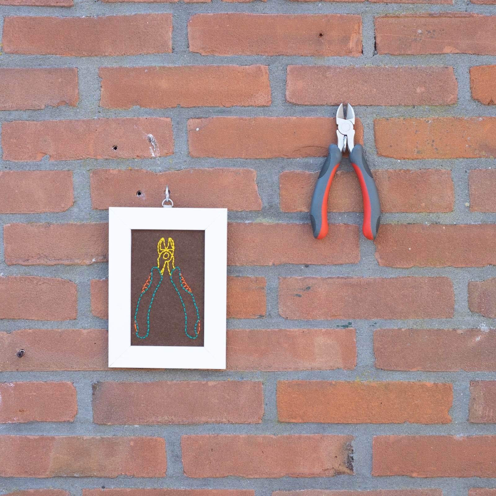 Grappig borduurwerk in hergebruikt frame, tang, gerecyclede lijst, raar borduursel, gek cadeautje, wall art, kniptang, gereedschap