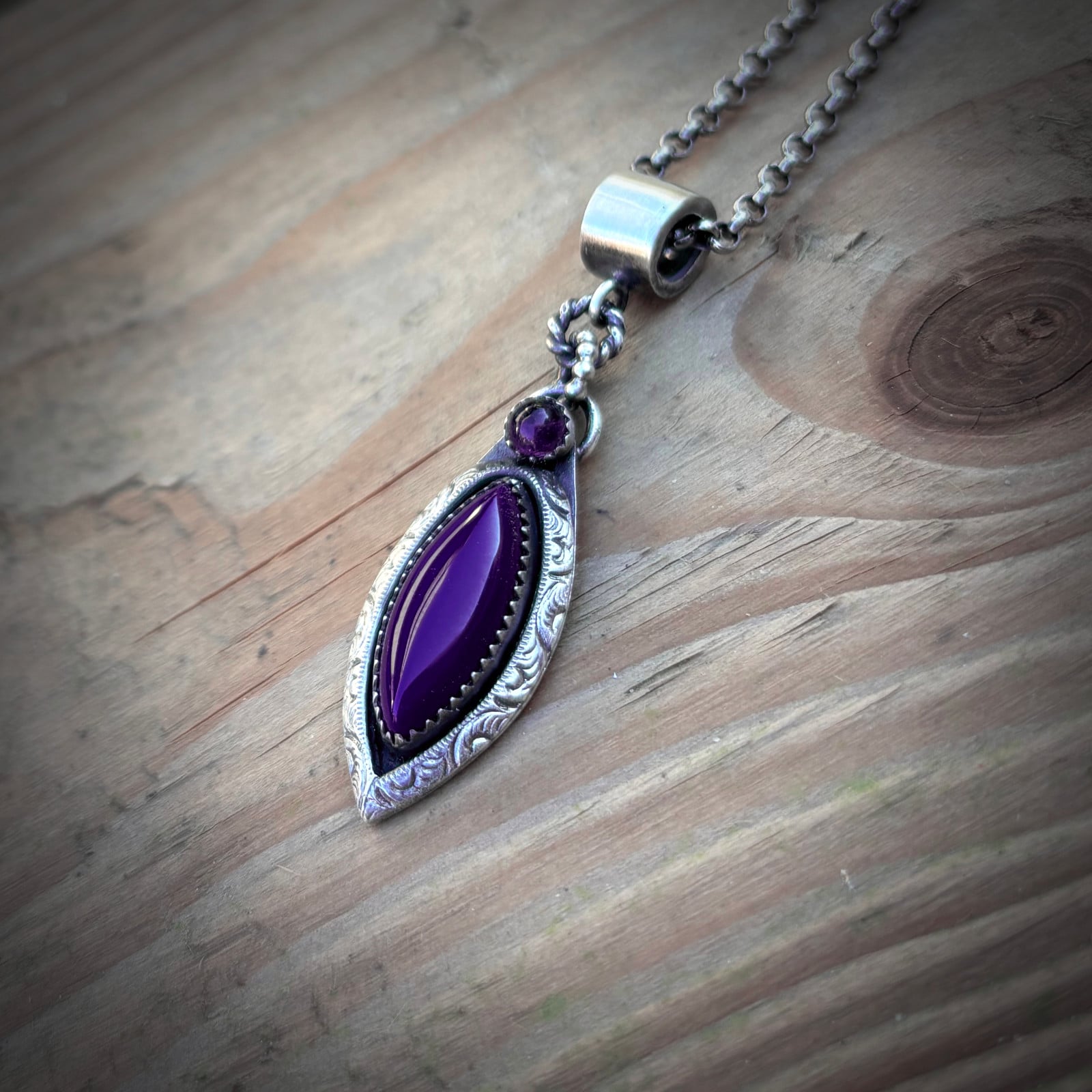 Handgemaakte zilveren hanger met agaat en amethist – unieke blauw/paarse edelsteen hanger