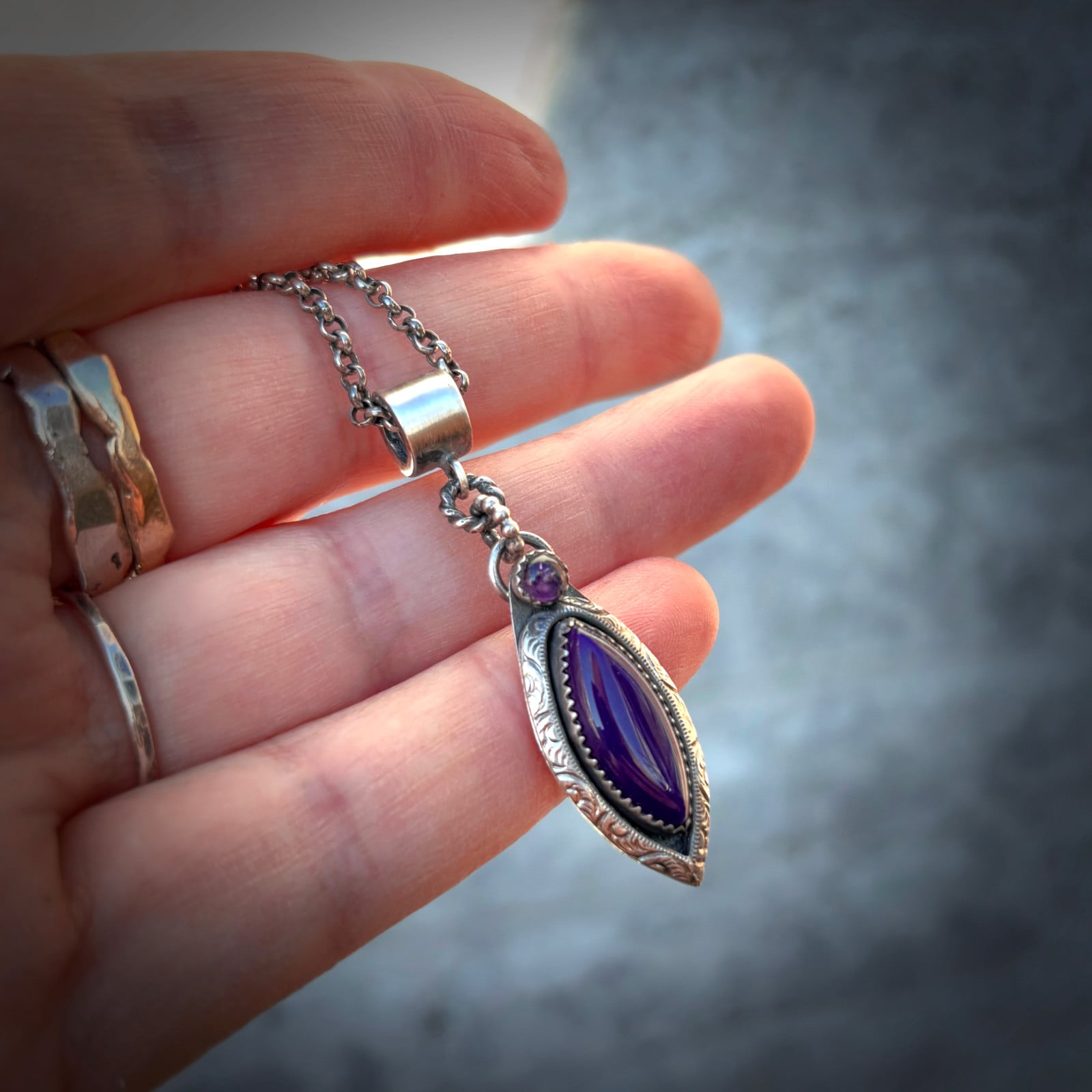 Handgemaakte zilveren hanger met agaat en amethist – unieke blauw/paarse edelsteen hanger
