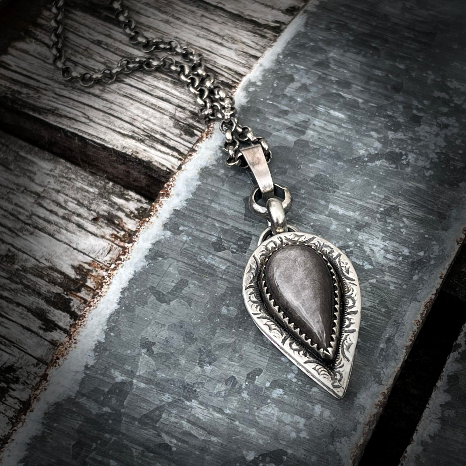 Handgemaakte zilveren hanger met peervormige obsidiaan – Nikkelvrij