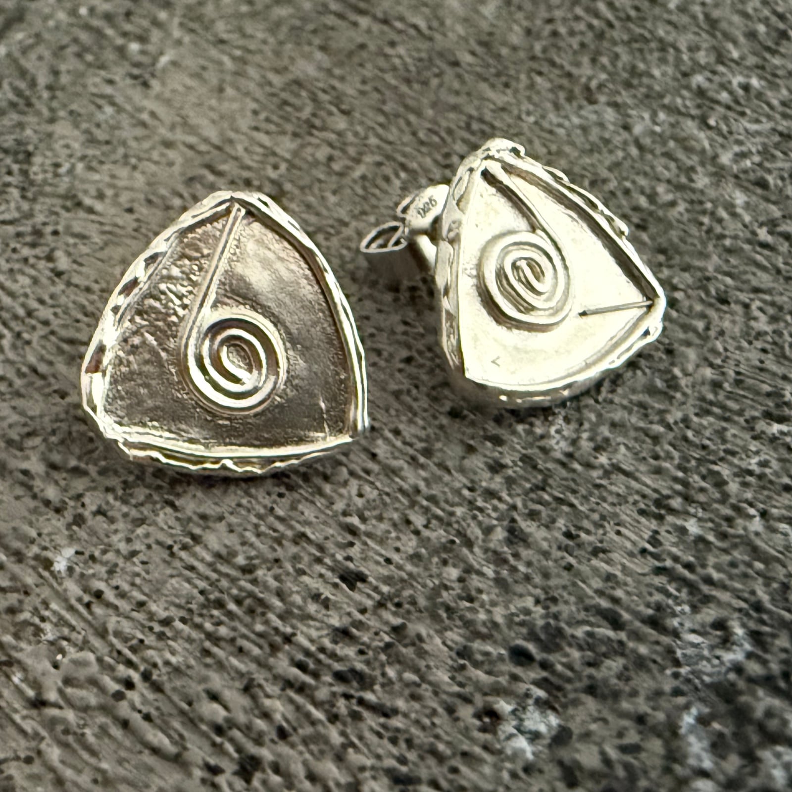 Handgemaakte zilveren oorknopjes driehoek – gerecycled zilver met f… - 122471 Handgemaakte zilveren oorknopjes driehoek – duurzaam 99,9% zilver met fantasiepatroon