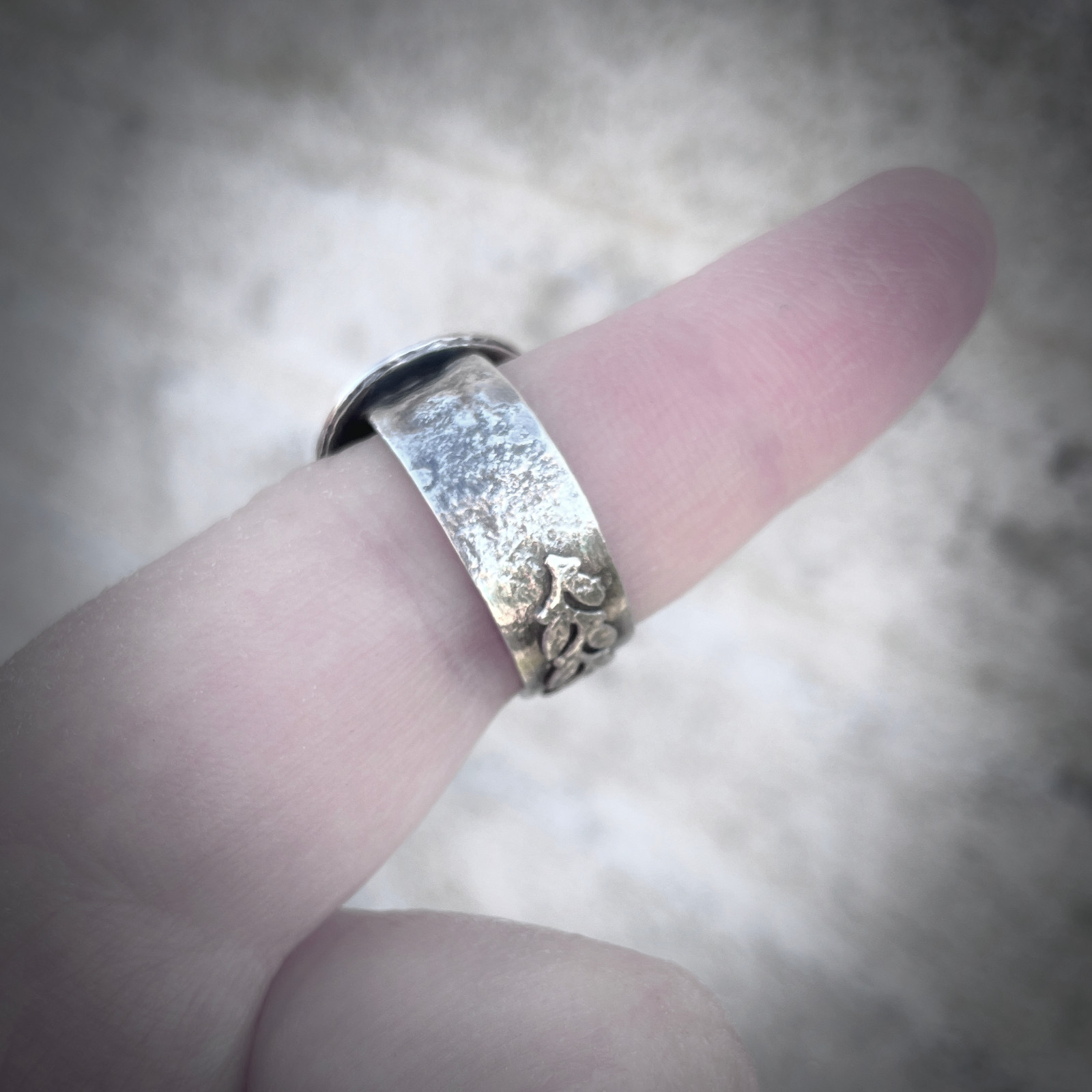 Handgemaakte zilveren ring met zwarte onyx – one of a kind statement ring – maat 19,5