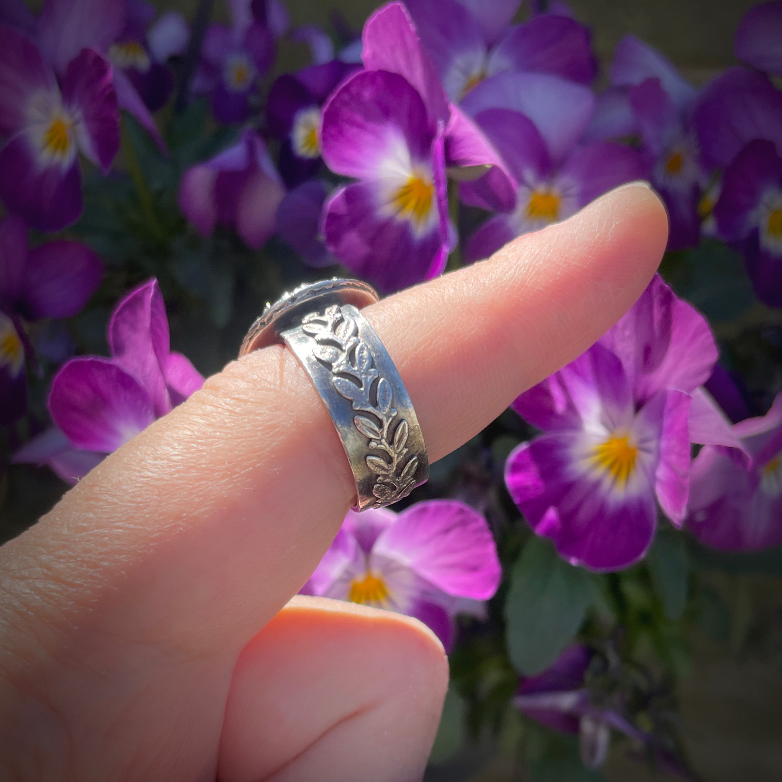 Handgemaakte zilveren ring met zwarte onyx – one of a kind statement ring – maat 19,5