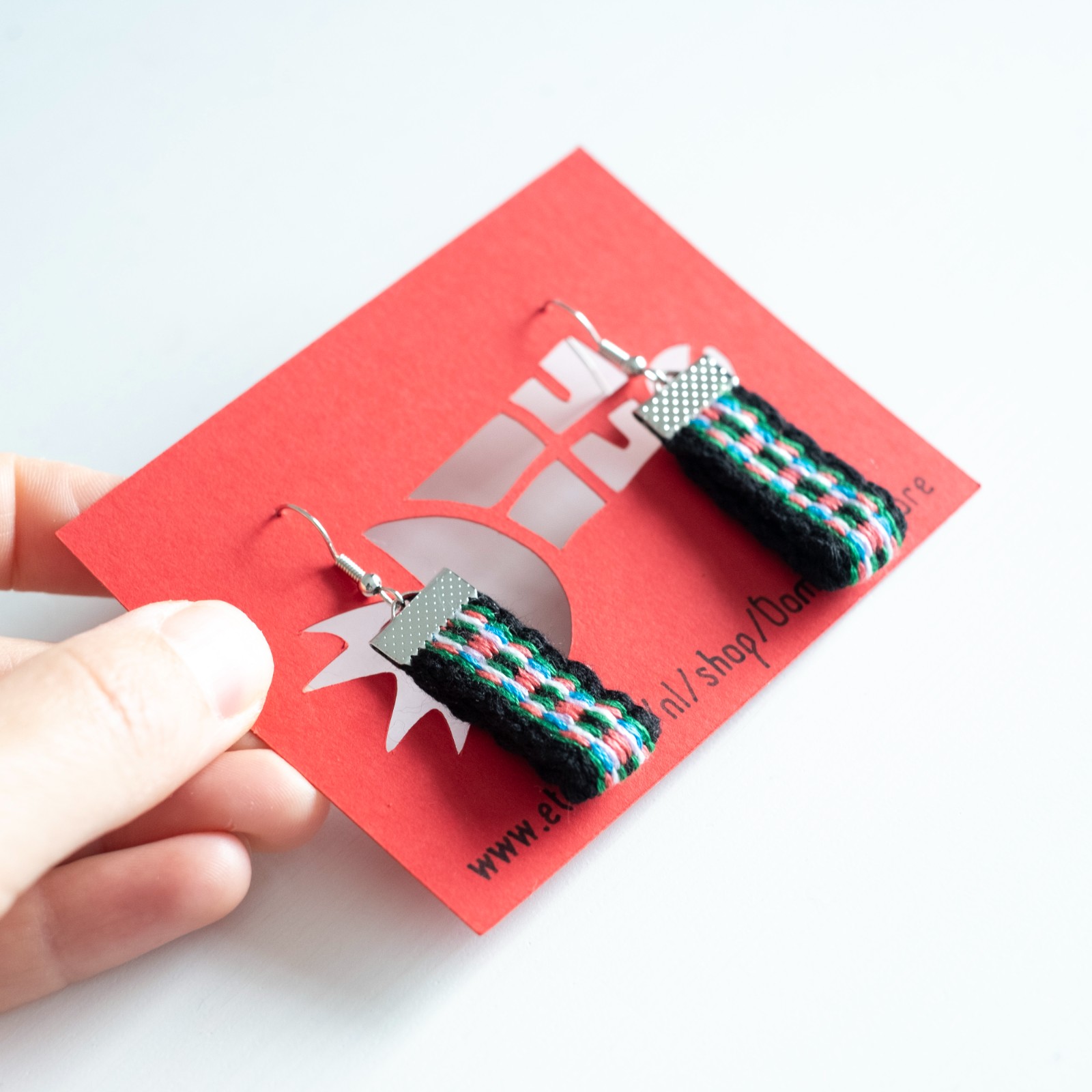 Handgeweven oorbellen in vrolijke kleuren, weef oorbel, hang sieraad, boho style met koper of zilverkleurig haakje, inkle weave,bandweven