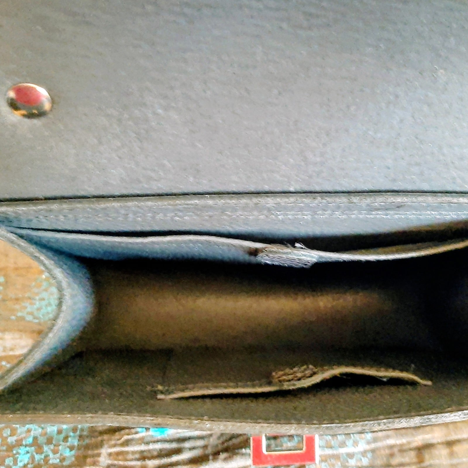 Handtas handgemaakt van een restant zwart lakleer met binnenvak en zilveren schouderband