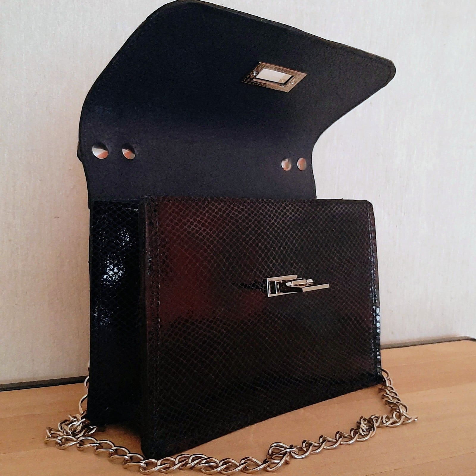 Handtas handgemaakt van een restant zwart lakleer met binnenvak en zilveren schouderband