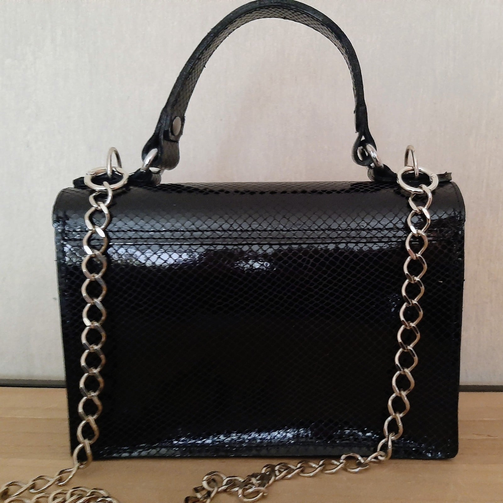 Handtas handgemaakt van een restant zwart lakleer met binnenvak en zilveren schouderband