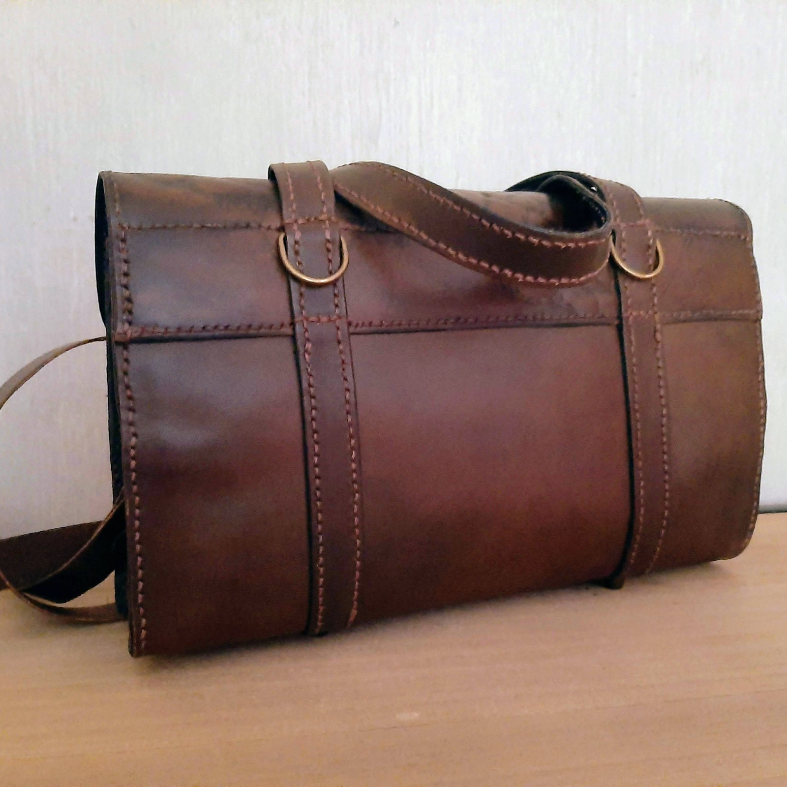 Handtas vintage look, uniek handwerk, geheel met de hand genaaid, stevig juchtleder.