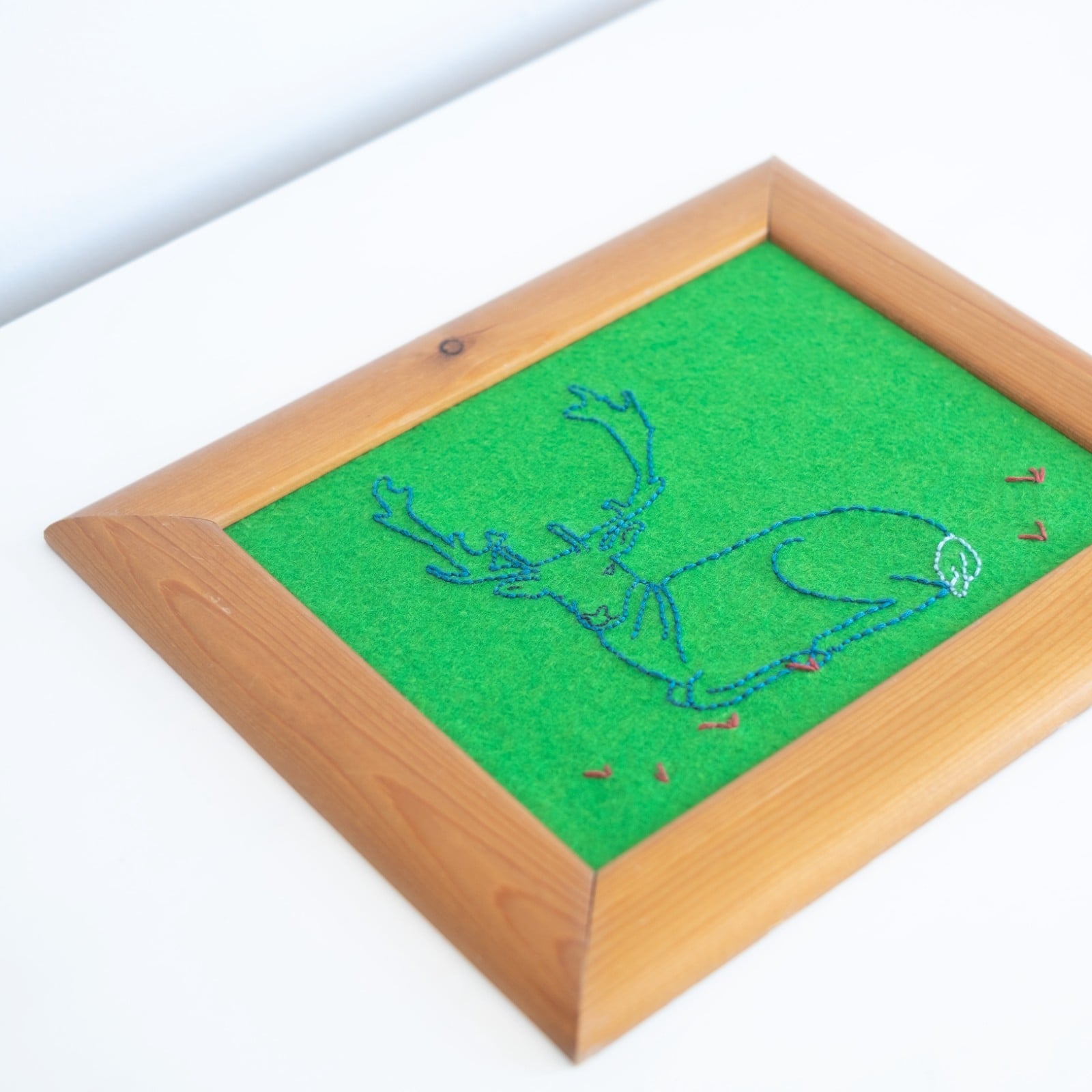 Hert borduurwerk in frame, mannelijk hert uit Zandvoort, hergebruik, gerecyclede lijst, raar borduursel, cadeautje, wall art, gewei