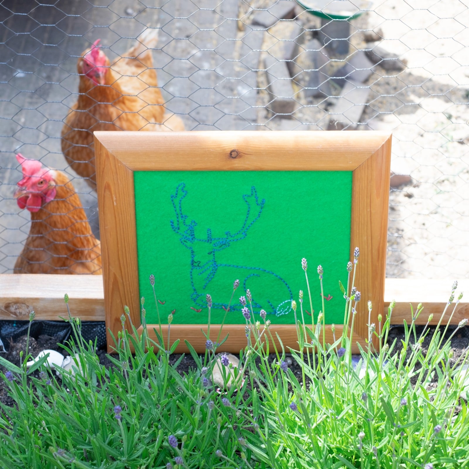 Hert borduurwerk in frame, mannelijk hert uit Zandvoort, hergebruik, gerecyclede lijst, raar borduursel, cadeautje, wall art, gewei