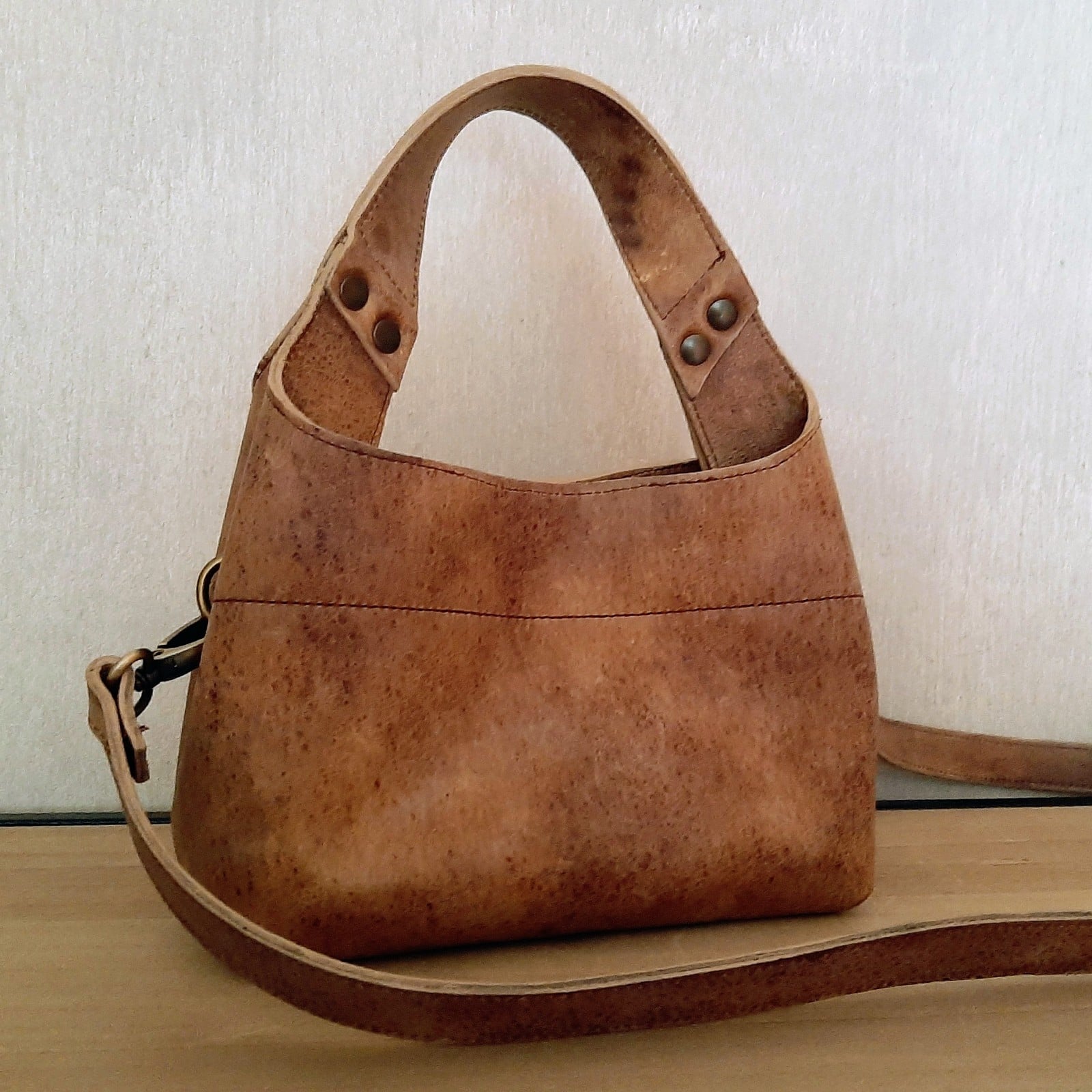 Leren tas, vintage look. Inclusief schouderriem en sleutelhanger met leren minitasje en flos.