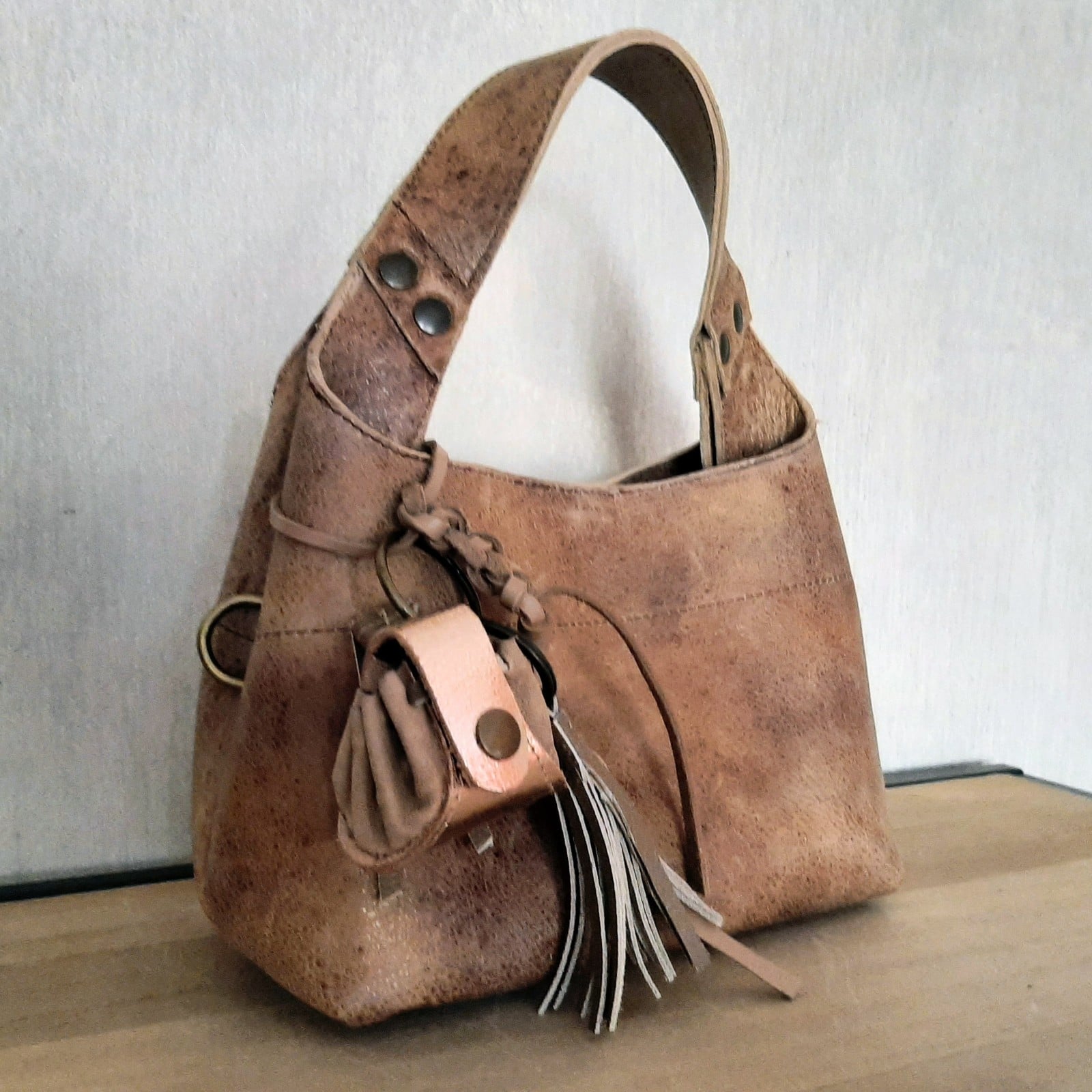Leren tas, vintage look. Inclusief schouderriem en sleutelhanger met leren minitasje en flos.