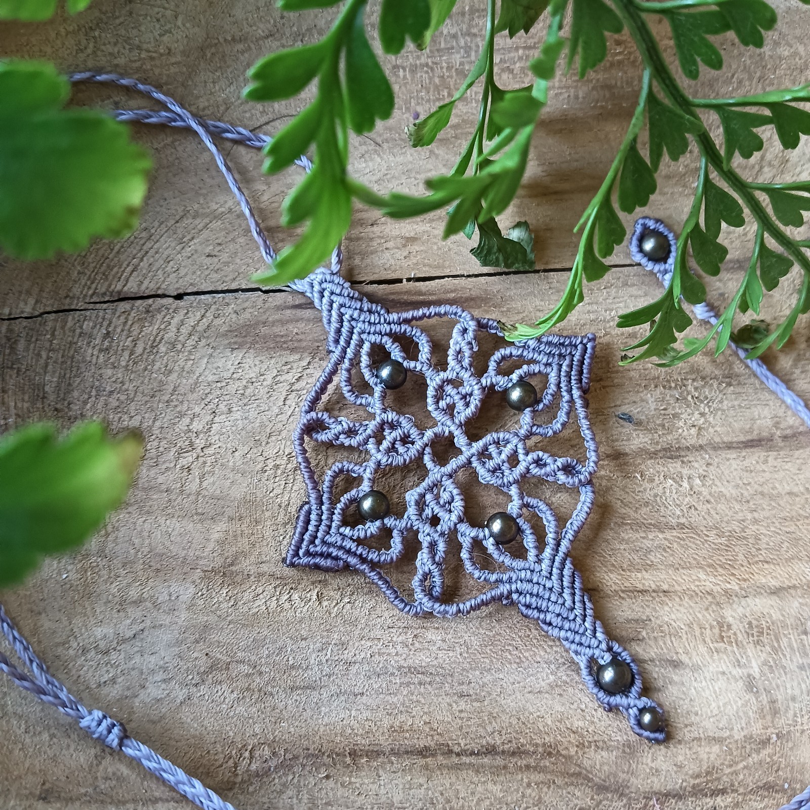 Macramé mandala ketting Sadie – handgemaakte boho ketting mauve met bronzen kralen