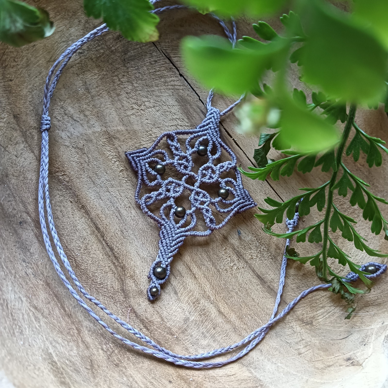 Macramé mandala ketting Sadie – handgemaakte boho ketting mauve met bronzen kralen