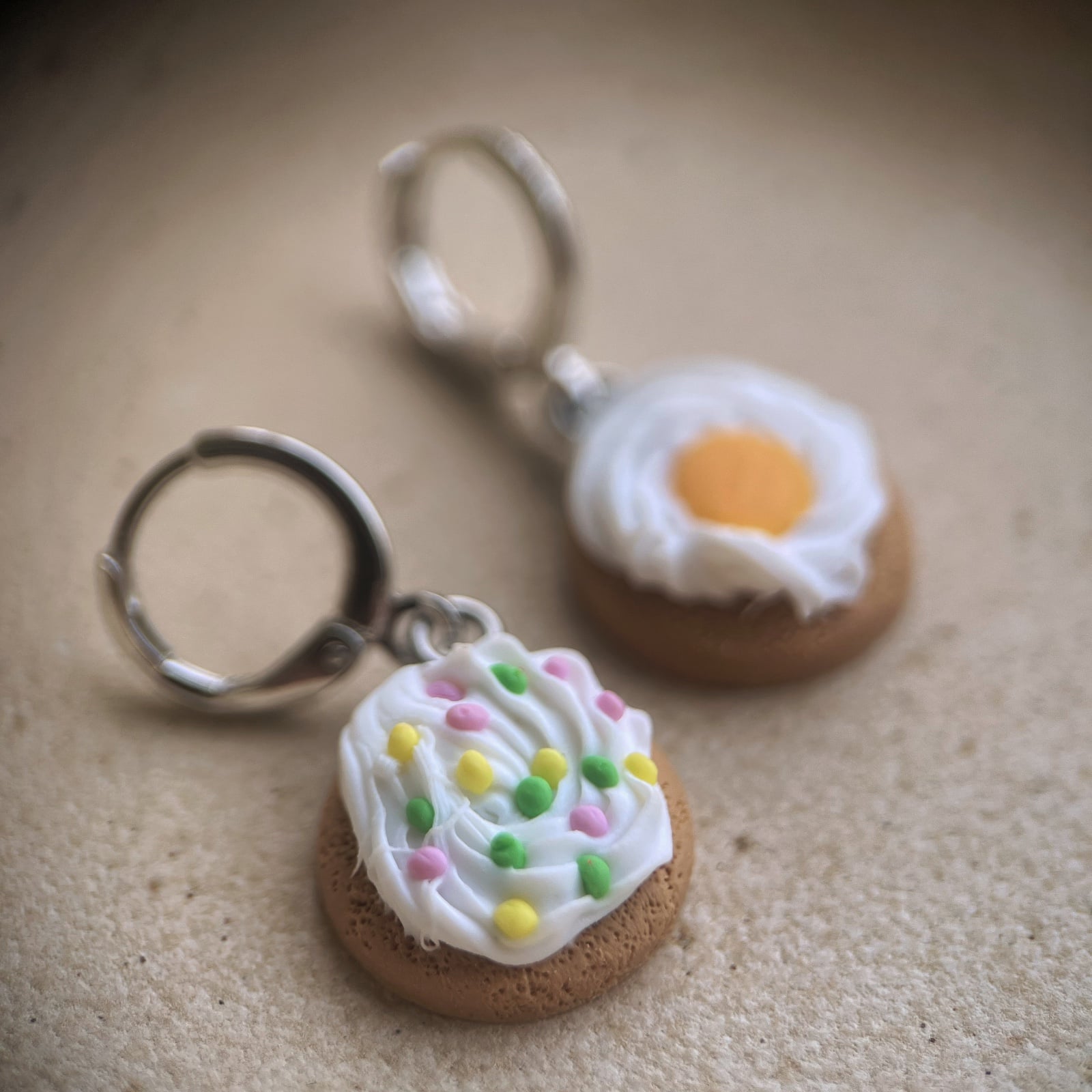 Pasen creme koekjes oorbellen